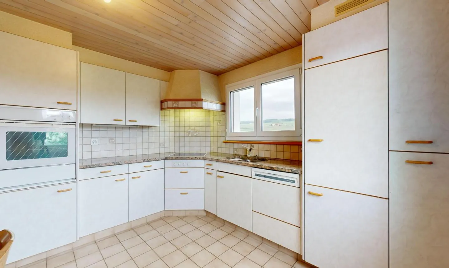 MEHRFAMILIENHAUS AM RANDE EINES LANDWIRTSCHAFTLICHEN GEBIETS - CHANCE ZU NUTZEN - Foto 10 von 13