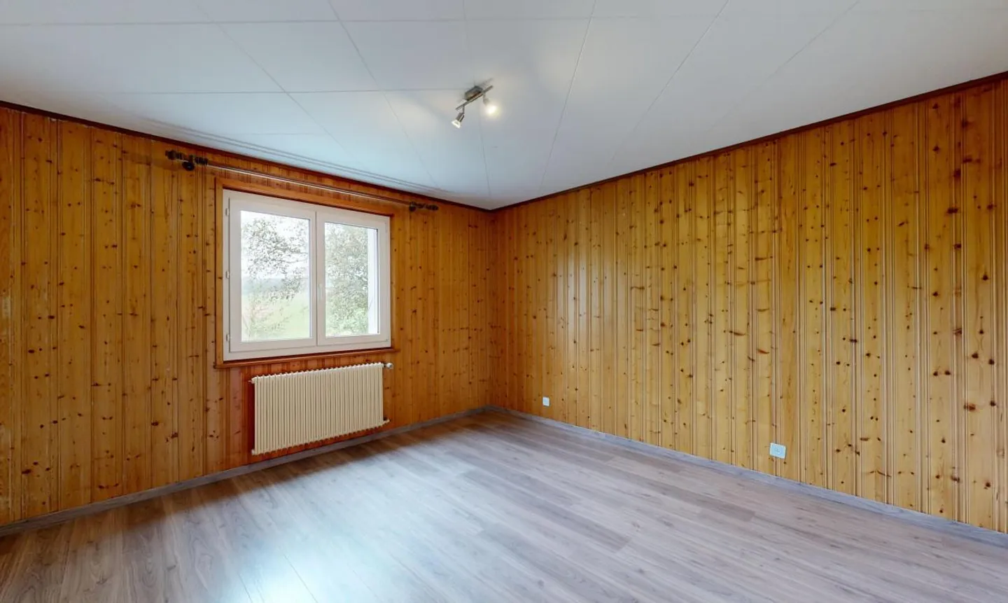 MEHRFAMILIENHAUS AM RANDE EINES LANDWIRTSCHAFTLICHEN GEBIETS - CHANCE ZU NUTZEN - Foto 11 von 13