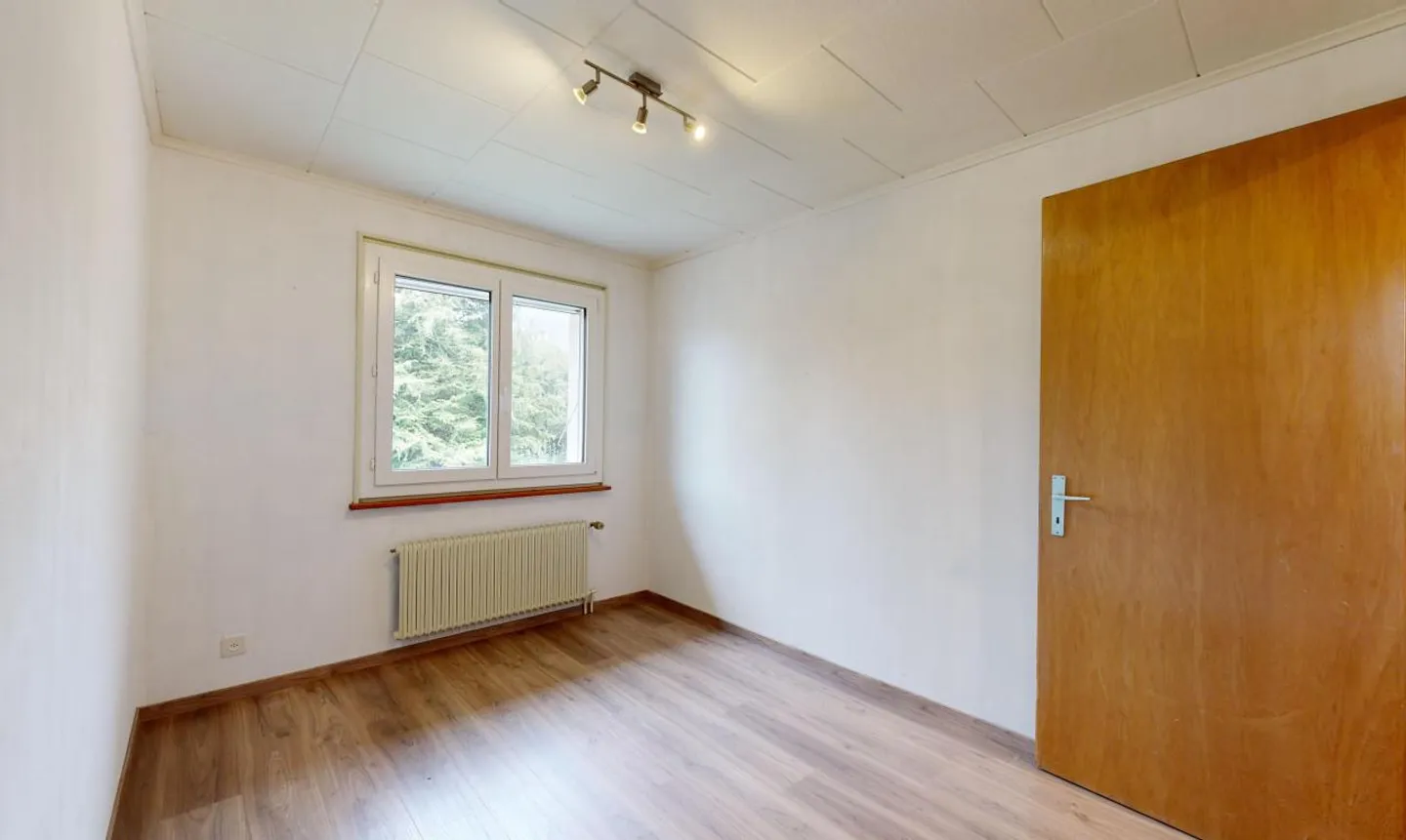 MEHRFAMILIENHAUS AM RANDE EINES LANDWIRTSCHAFTLICHEN GEBIETS - CHANCE ZU NUTZEN - Foto 12 von 13