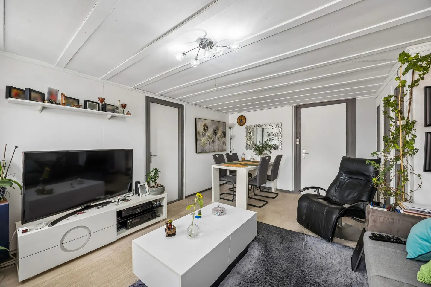 Casa bifamiliare su grande terreno con riserve di ampliamento - Foto 4 di 13
