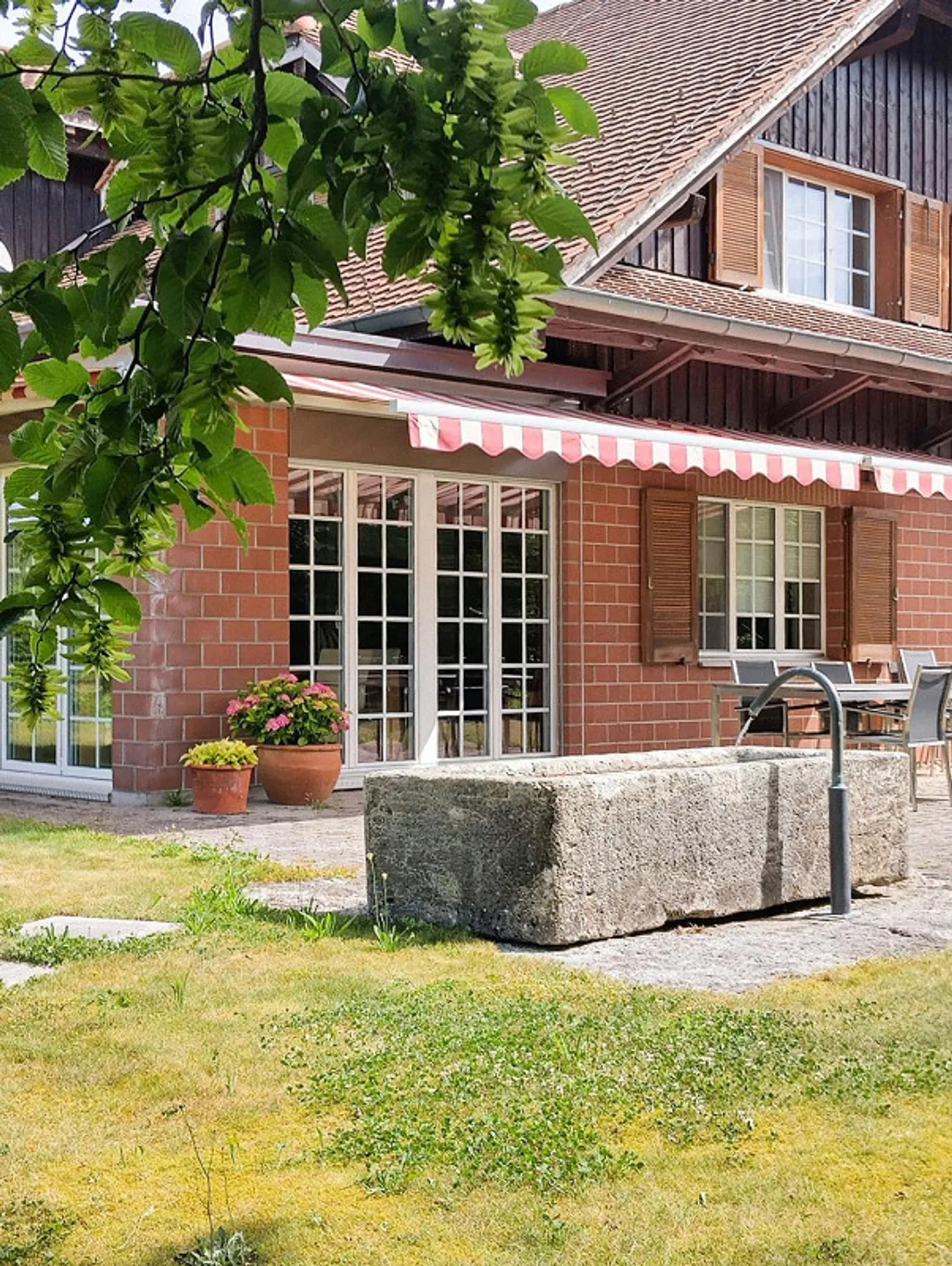Ampia casa familiare a schiera con vista mozzafiato sul lago di Hallwil - Foto 1 di 12