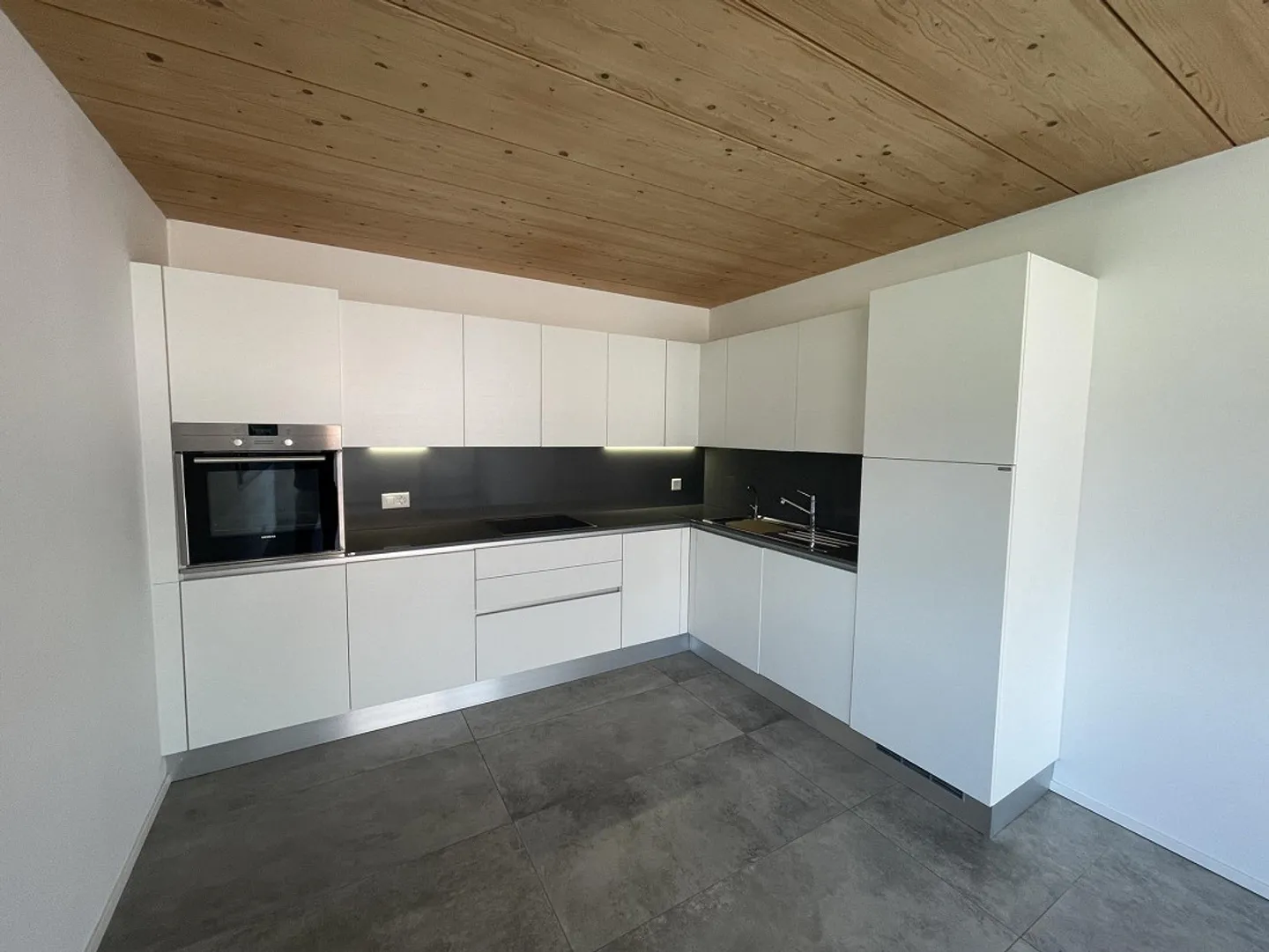 Bel appartement 2.5 dans une résidence avec solarium - Photo 3 sur 12