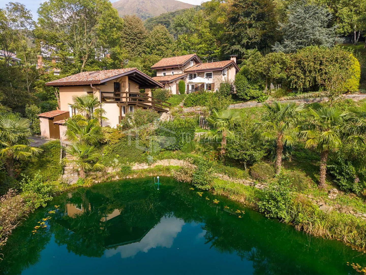 UNE OASIS DE PRIVACITÉ : VILLA AVEC LAGUNE ET DEPENDANCE - Photo 2 sur 30
