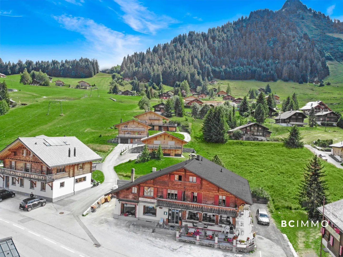 Chalet mit zwei Wohnungen und einem Geschäft | BC IMMO - Foto 2 von 9