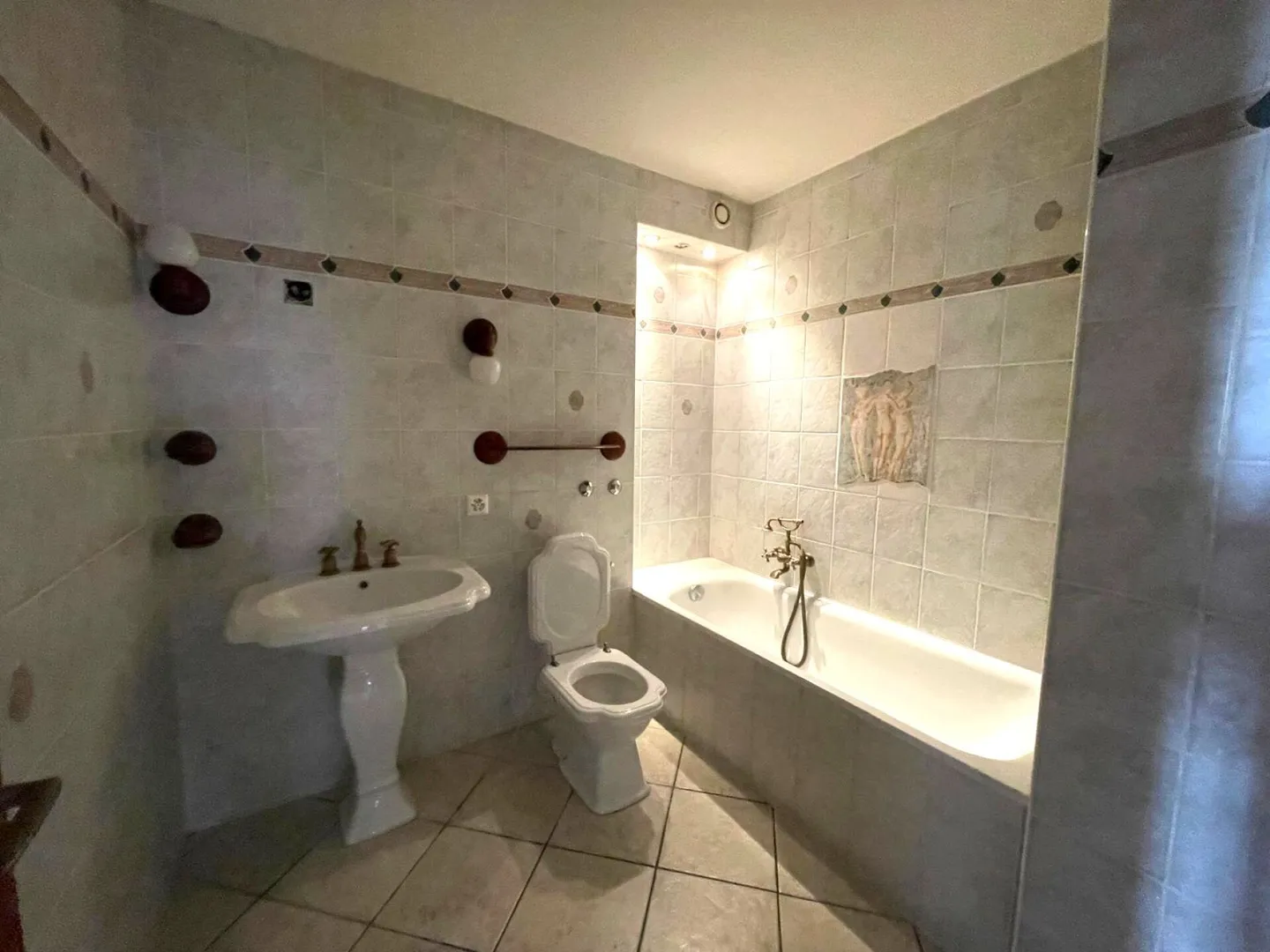 Vivre dans un quartier résidentiel central et populaire - Photo 6 sur 11