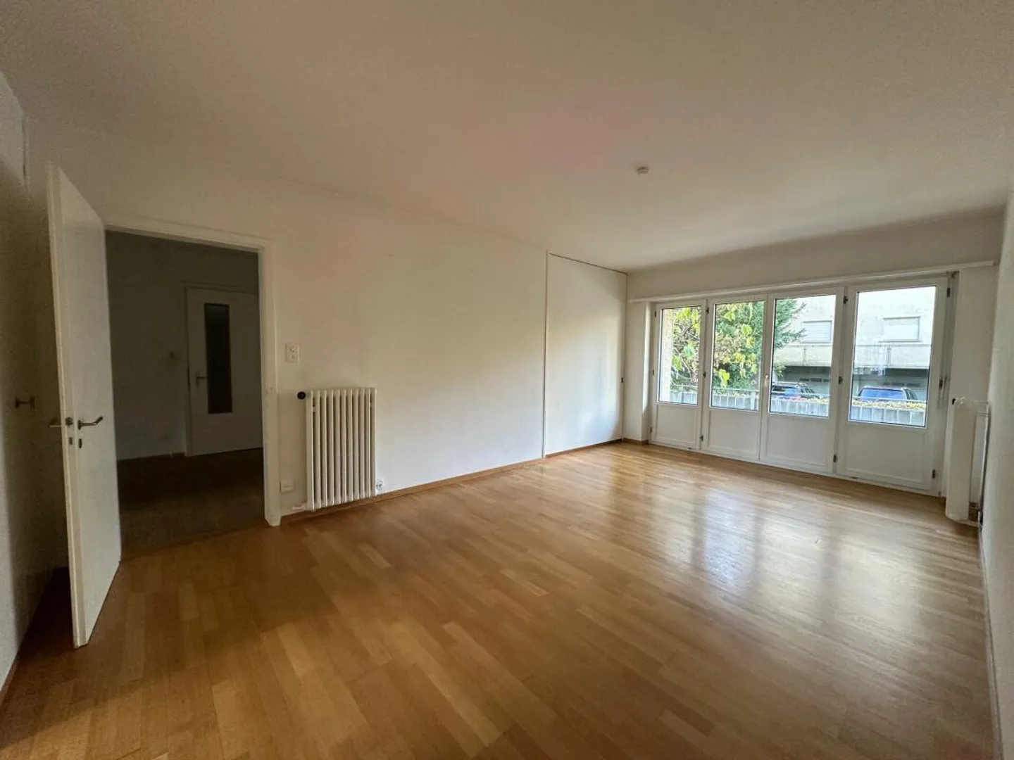 Appartamento 5 locali in una tranquilla strada residenziale con balcone (limitato a 1 anno con opzione di proroga) - Foto 1 di 5