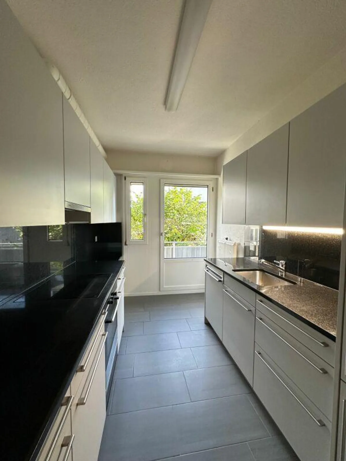 Appartamento 5 locali in una tranquilla strada residenziale con balcone (limitato a 1 anno con opzione di proroga) - Foto 2 di 5
