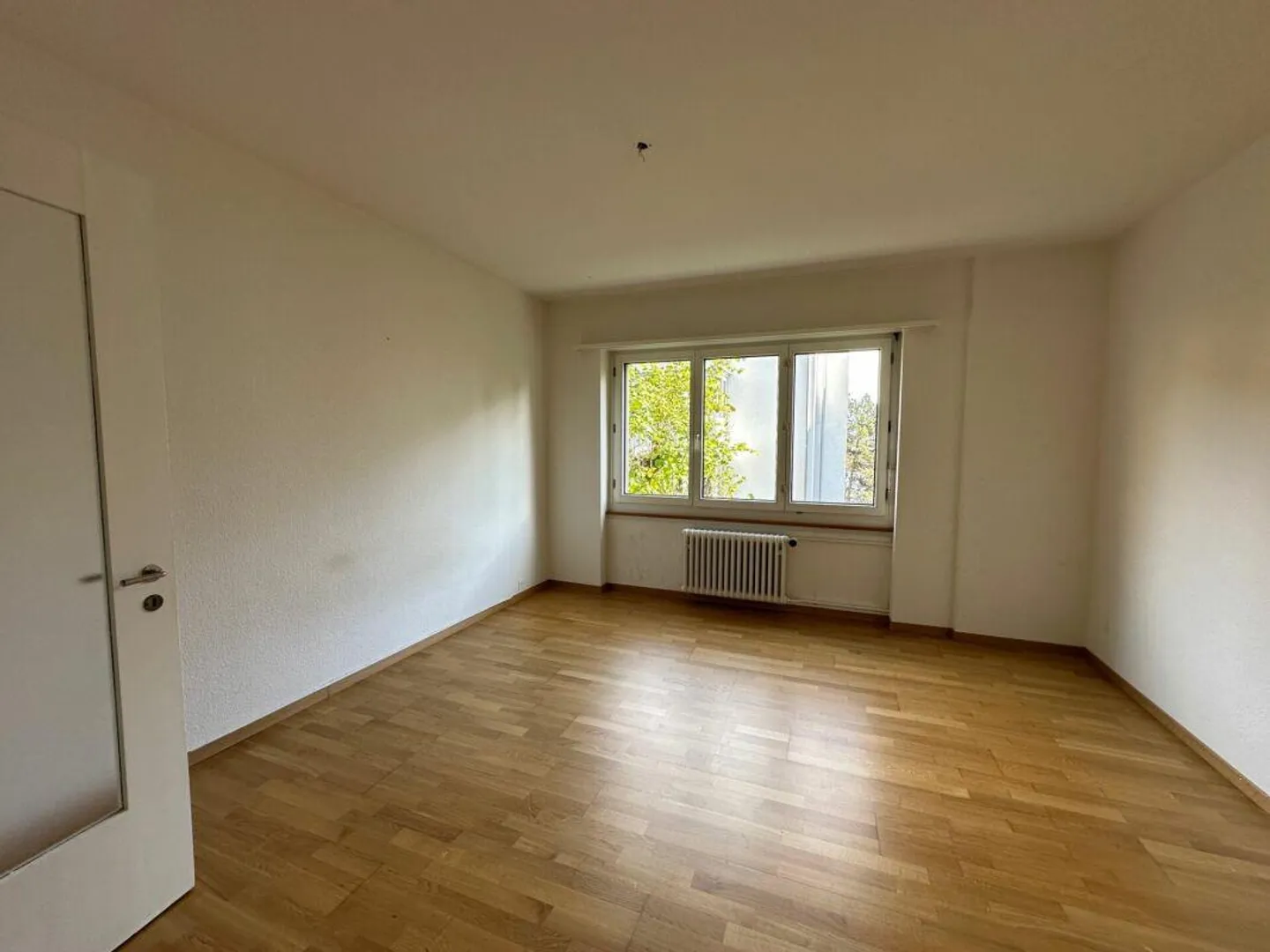 Appartamento 5 locali in una tranquilla strada residenziale con balcone (limitato a 1 anno con opzione di proroga) - Foto 3 di 5