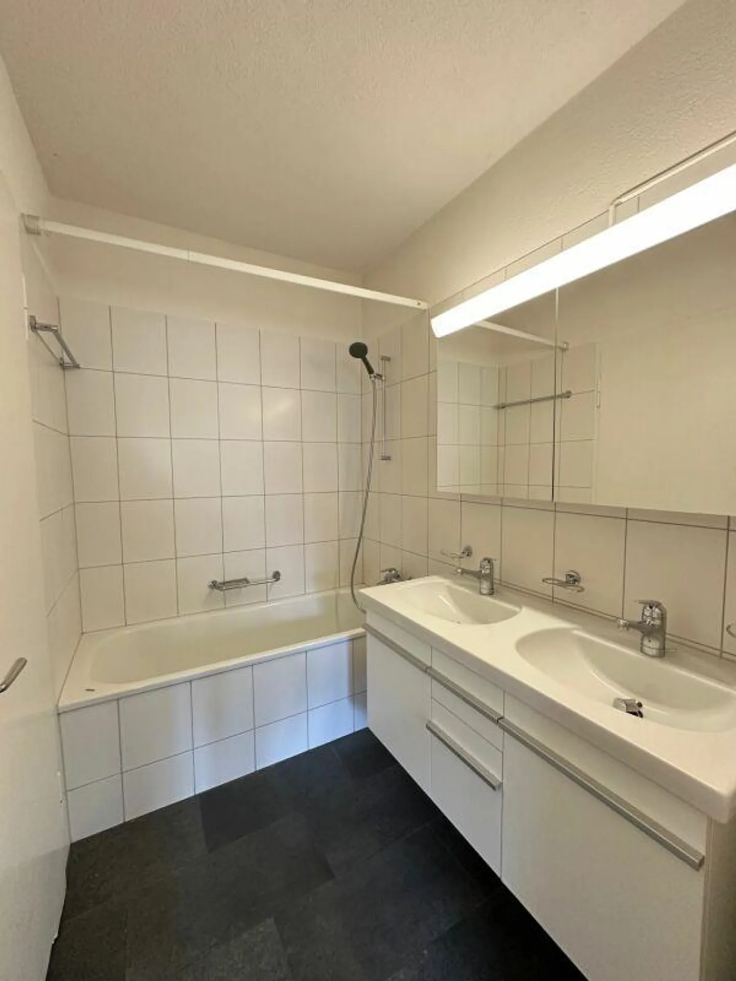 Appartamento 5 locali in una tranquilla strada residenziale con balcone (limitato a 1 anno con opzione di proroga) - Foto 5 di 5