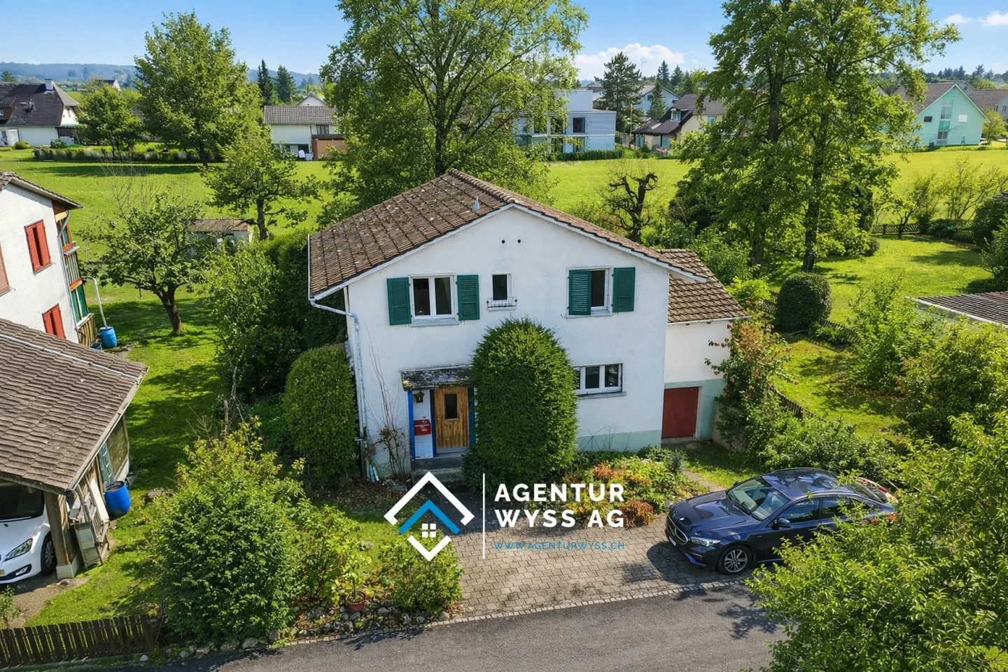 Detached house with potential - Photo 1 of 11