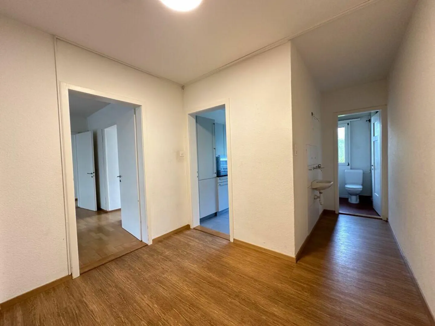 Appartamento 5 locali in una tranquilla strada residenziale con balcone (limitato a 1 anno con opzione di proroga) - Foto 4 di 5