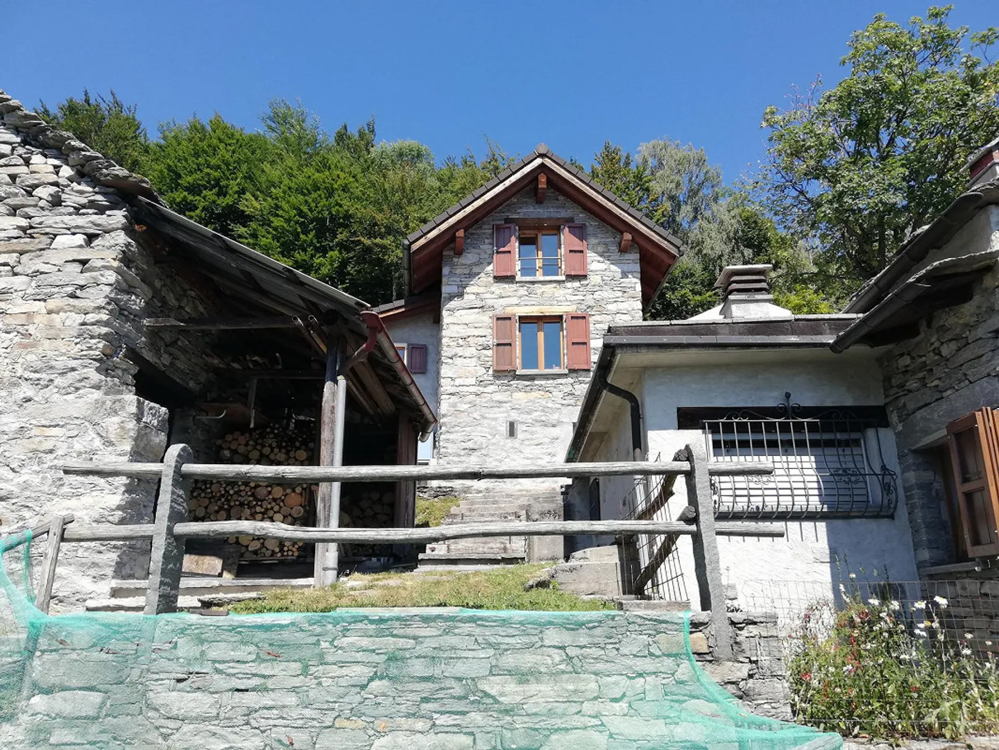 Two fantastic rustic houses with land, 1st or 2nd residence - Photo 2 of 12