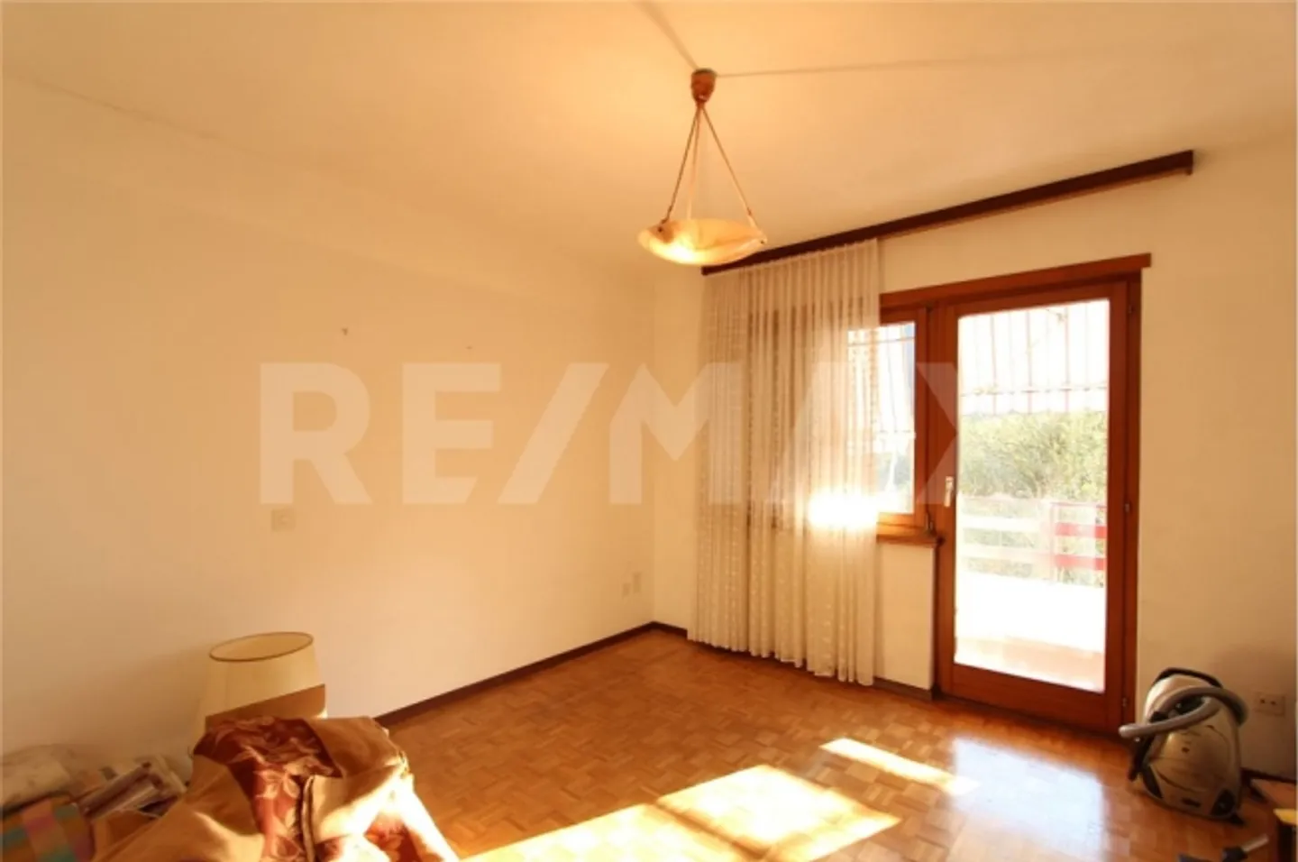 8 Room single house - Photo 9 of 13