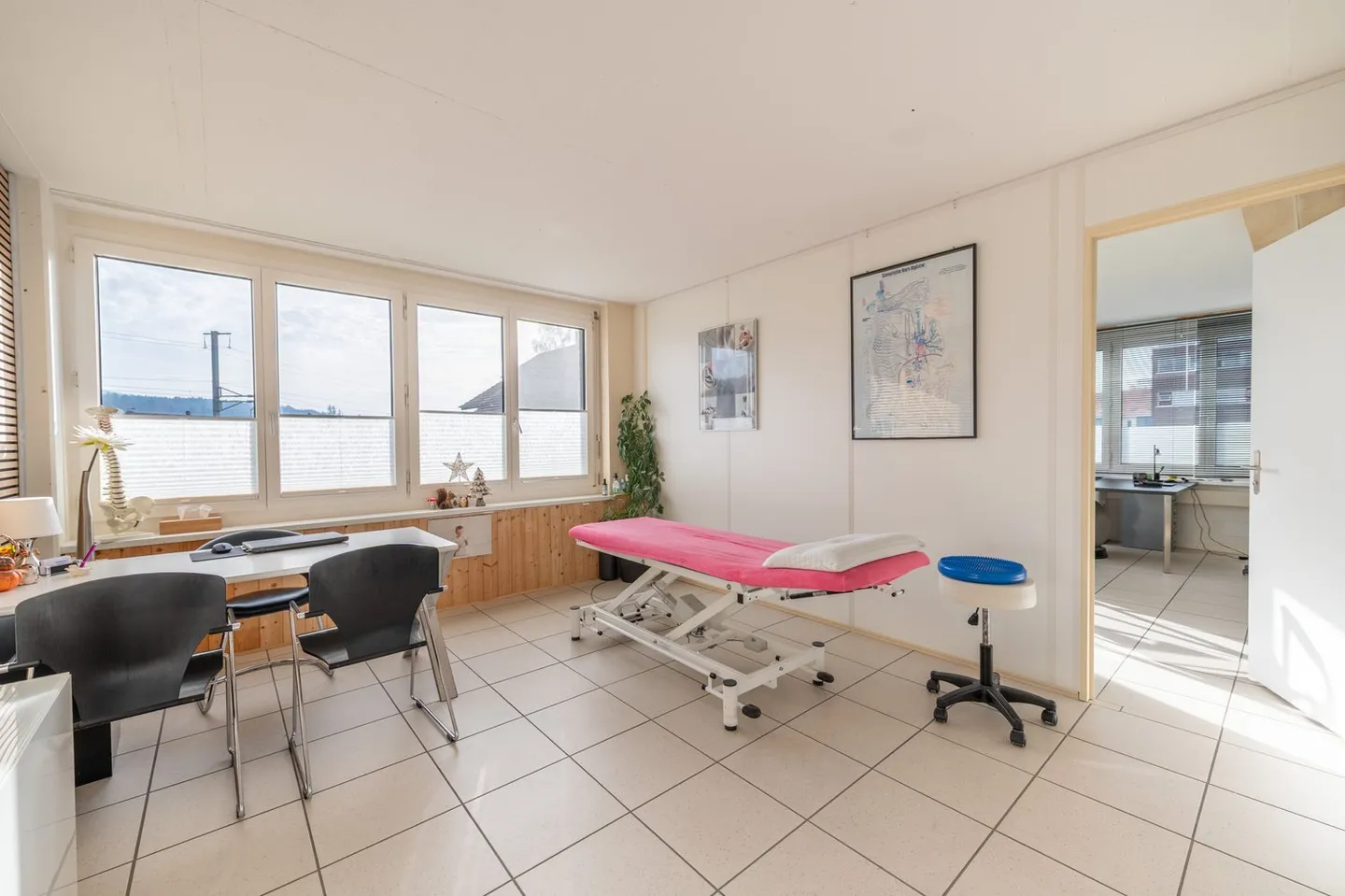 Spazi commerciali attraenti nella migliore posizione ad Aarberg - Foto 1 di 8