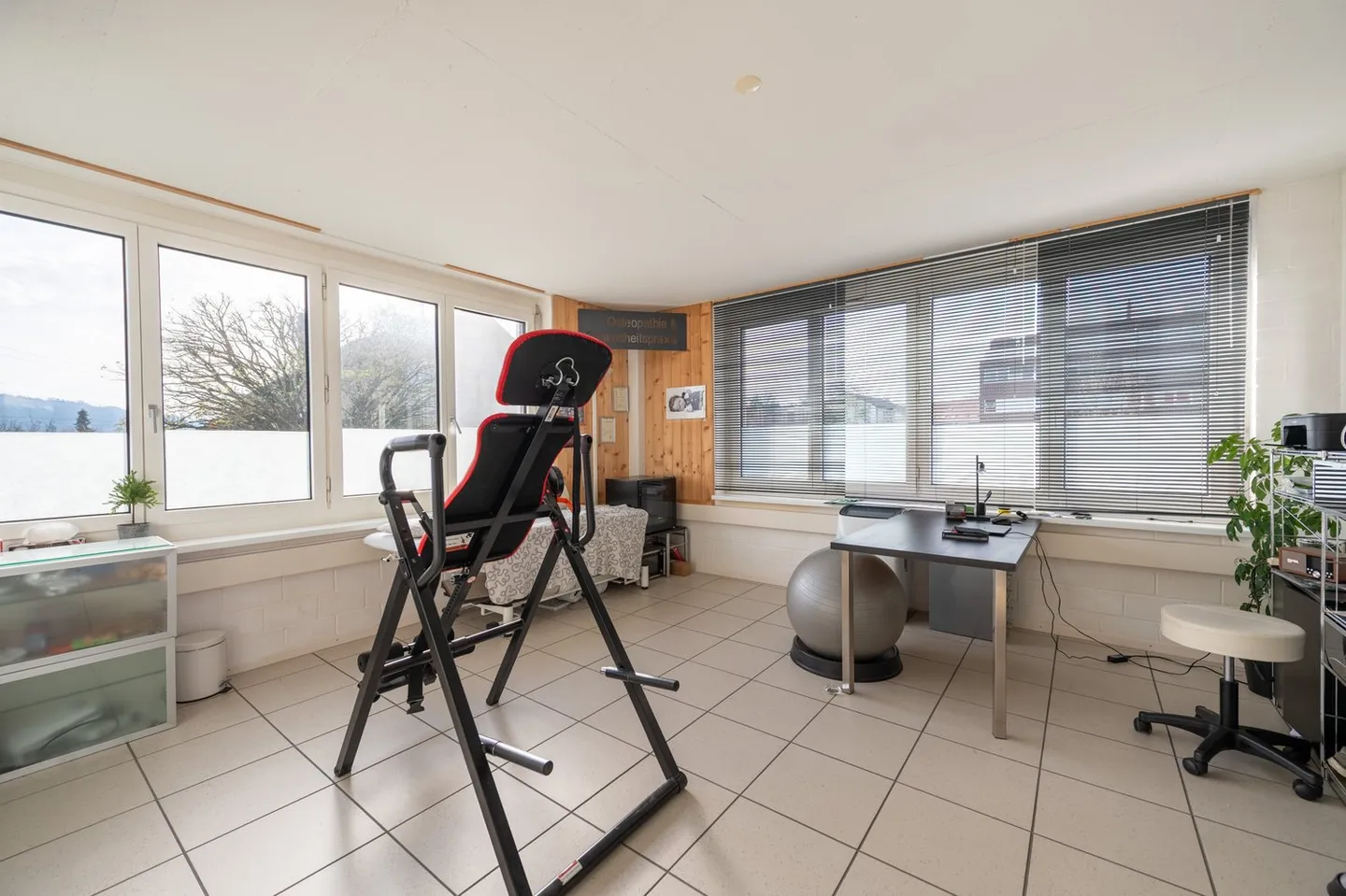 Spazi commerciali attraenti nella migliore posizione ad Aarberg - Foto 3 di 8