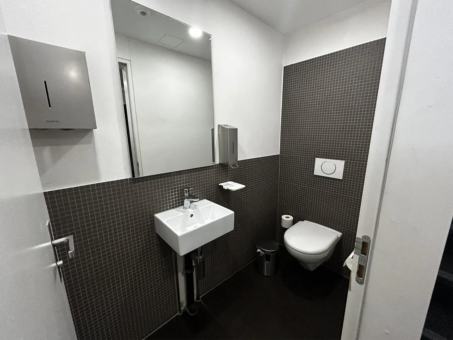 Versatile Commercial Premises on Seftigenstrasse in Bern - Photo 10 of 19