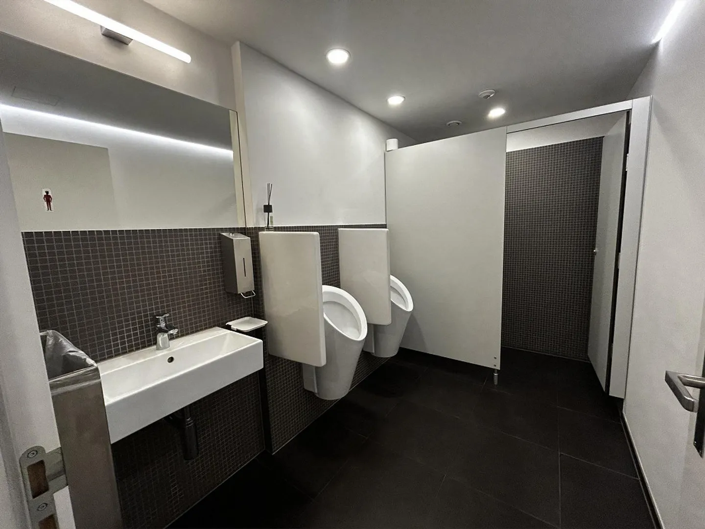 Versatile Commercial Premises on Seftigenstrasse in Bern - Photo 14 of 19