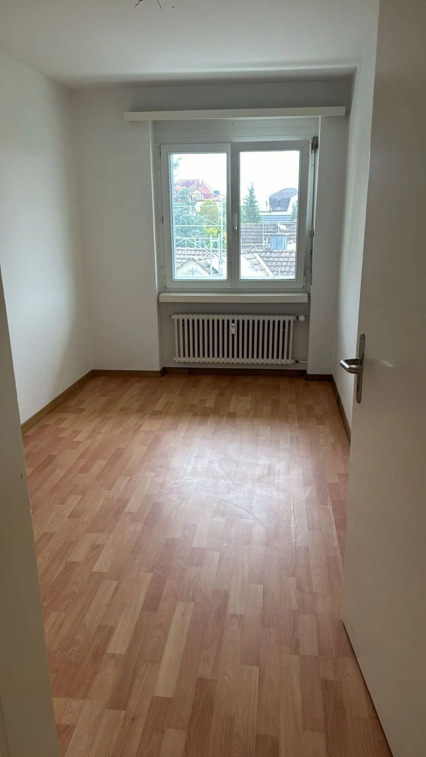 Ampio appartamento di 4,5 locali vicino alla città - Foto 4 di 13