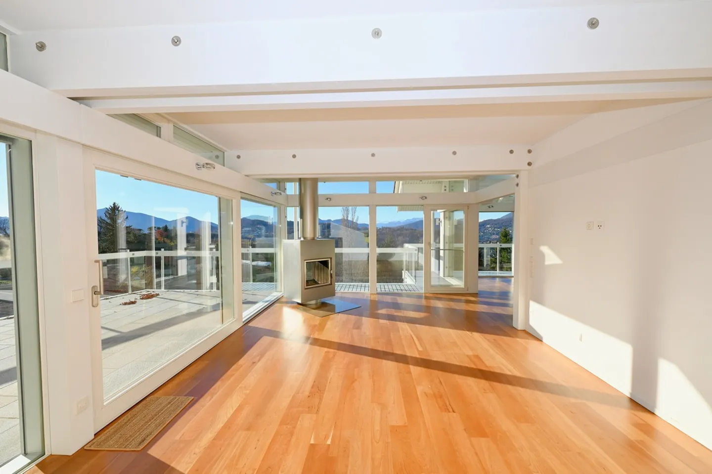 Modern Villa in Carabbia - Photo 11 of 26