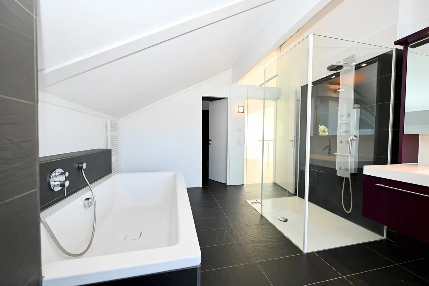 Modern Villa in Carabbia - Photo 17 of 26