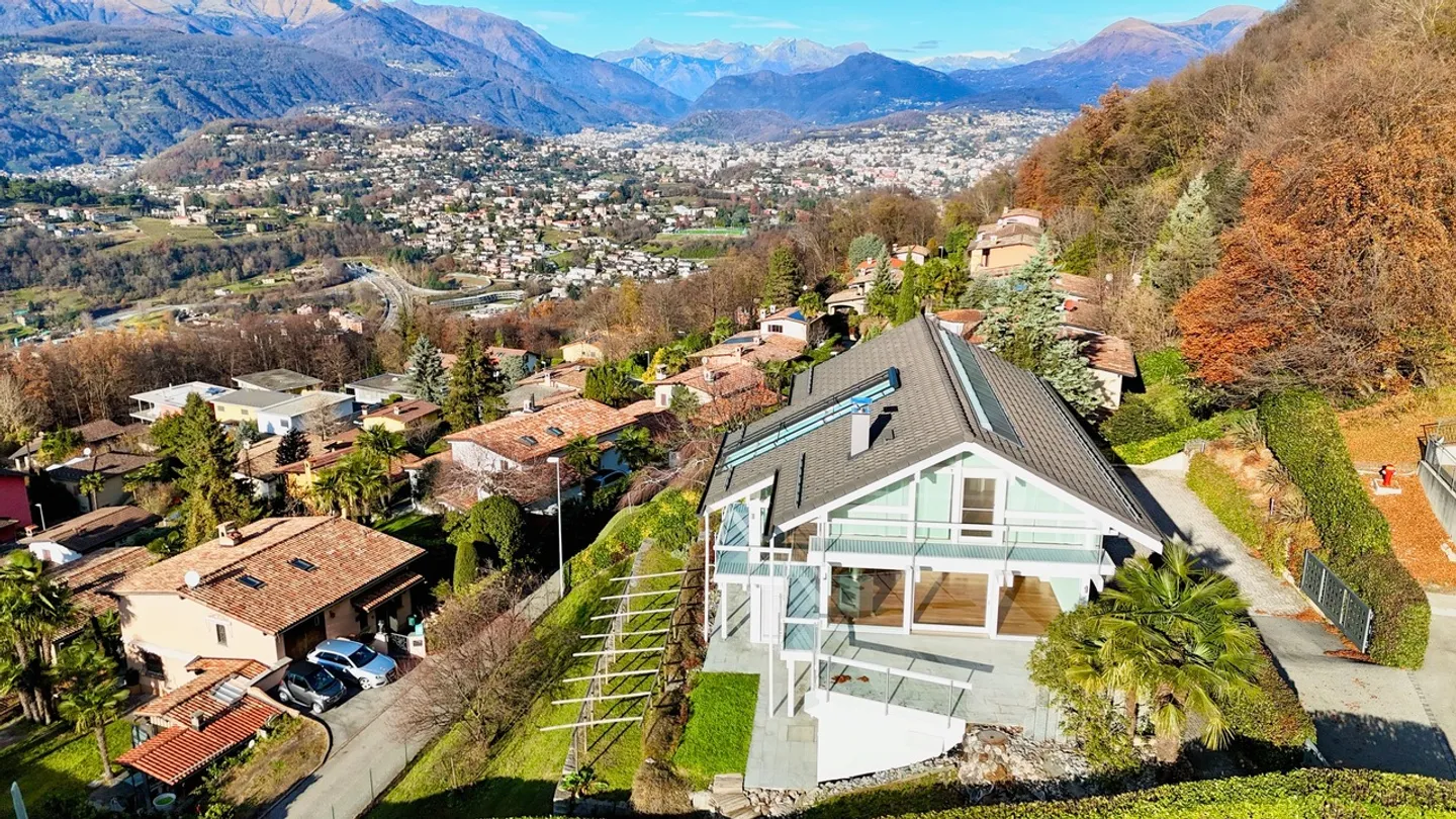Modern Villa in Carabbia - Photo 2 of 26