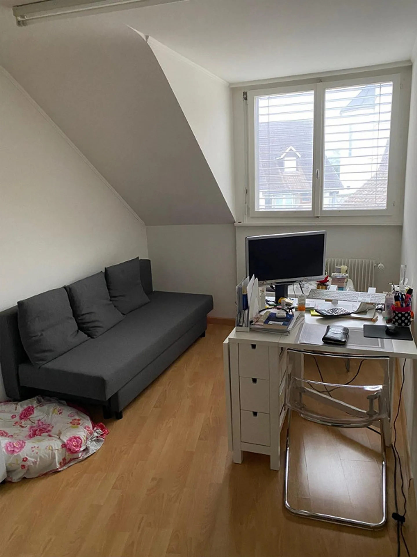 Charmante 1-Zimmer-Dachwohnung an ruhiger Lage nahe Zentrum Oberwil - Photo 2 sur 5