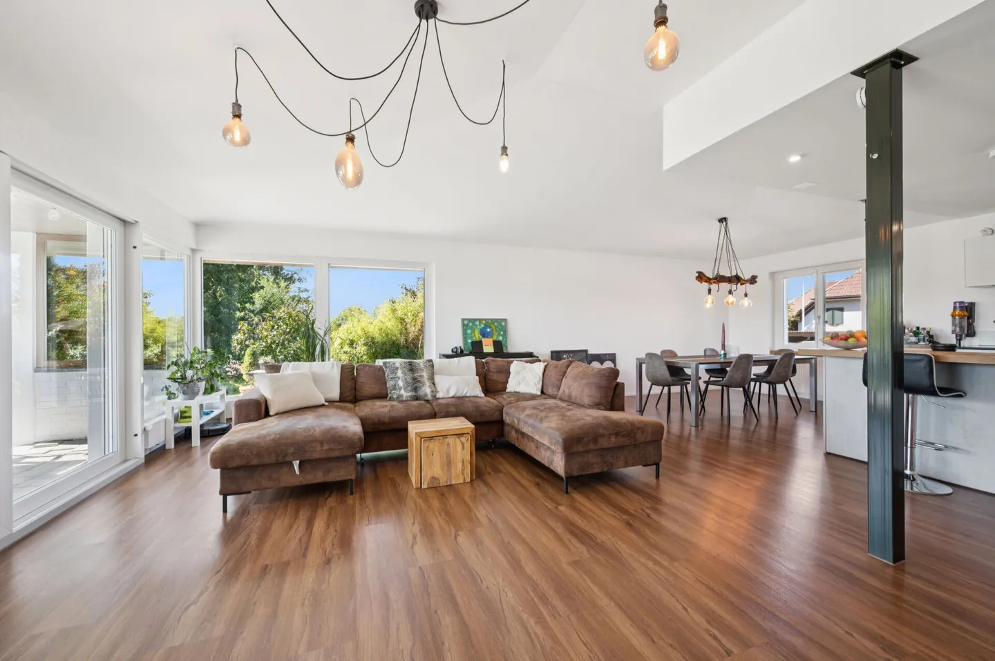 Elegante casa unifamiliare di 5,5 stanze con paradiso del giardino e vista sulle Alpi - Foto 3 di 14