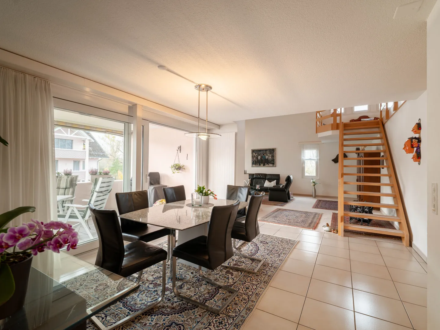 Appartement en duplex de 6 pièces baigné de lumière avec vue sur le lac - Photo 2 sur 9