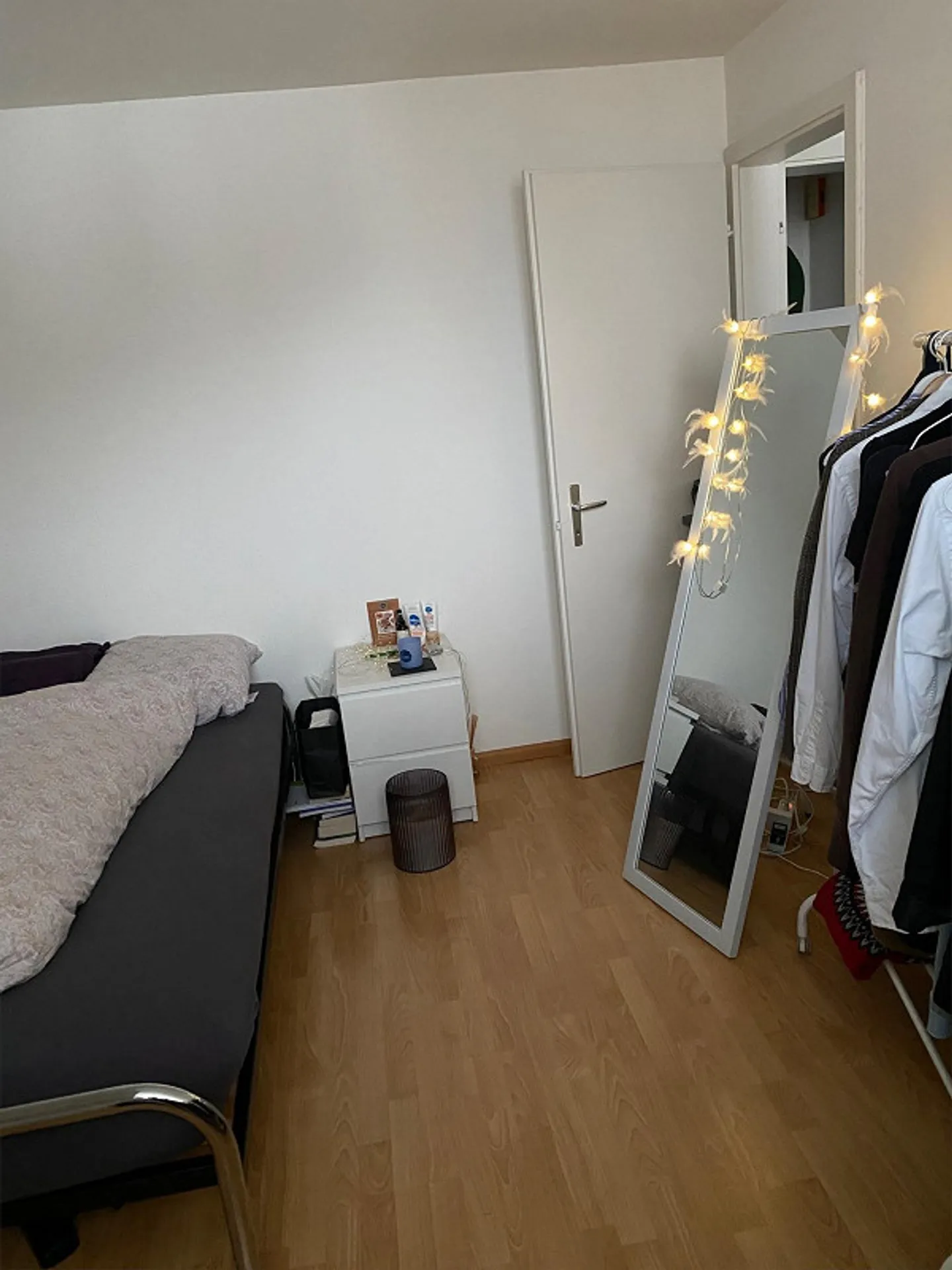 Charmante 1-Zimmer-Dachwohnung an ruhiger Lage nahe Zentrum Oberwil - Photo 3 sur 5