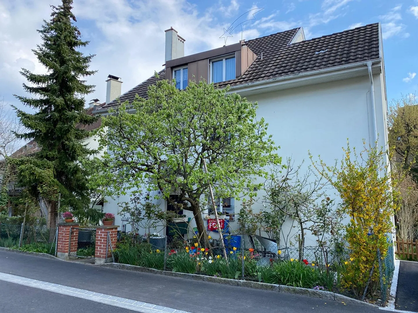 Charmante 1-Zimmer-Dachwohnung an ruhiger Lage nahe Zentrum Oberwil - Photo 1 sur 5