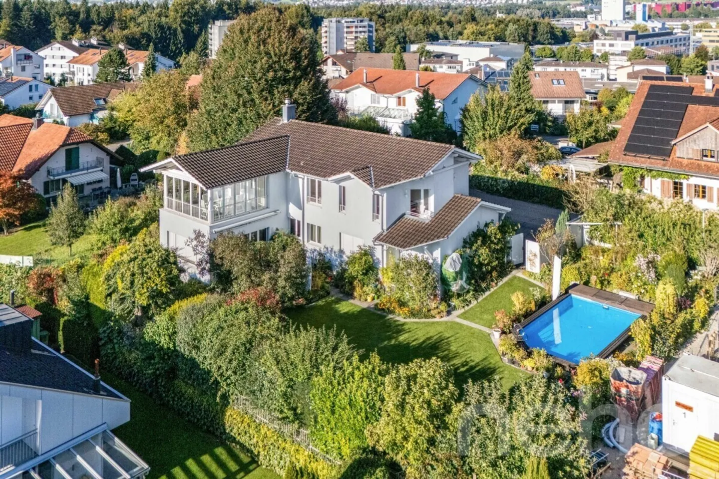 «Grosszügiges Haus mit Einliegerwohnung, Garten und Pool» - Foto 3 von 13