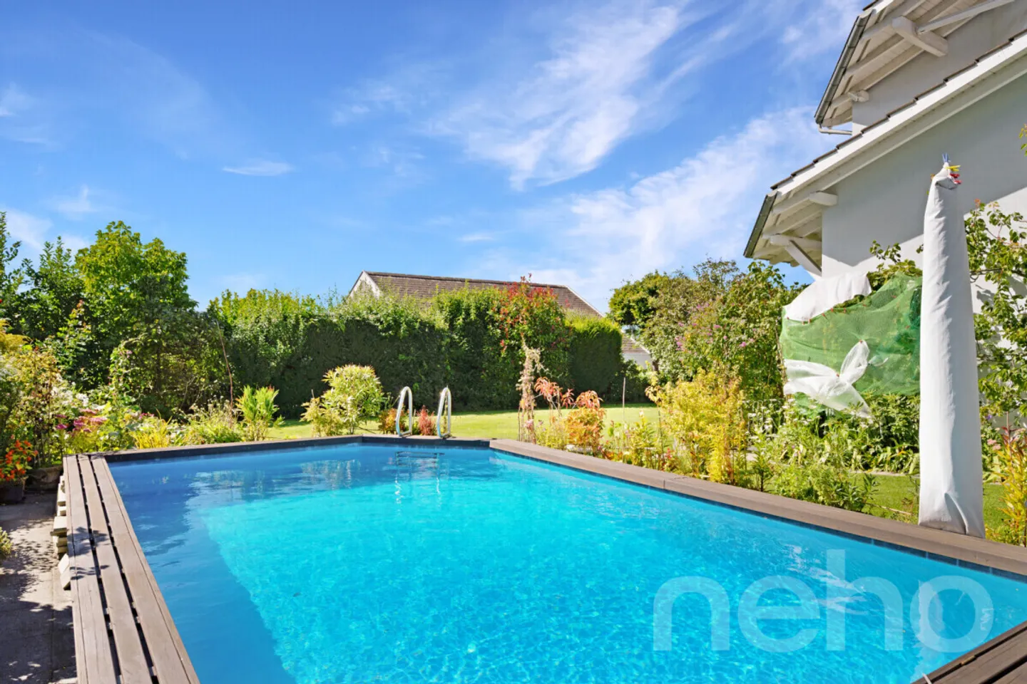 «Grosszügiges Haus mit Einliegerwohnung, Garten und Pool» - Foto 1 von 13
