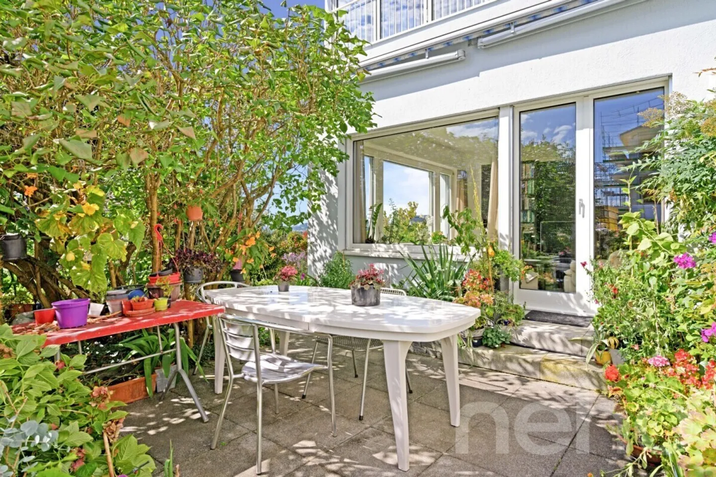 «Grosszügiges Haus mit Einliegerwohnung, Garten und Pool» - Foto 2 von 13