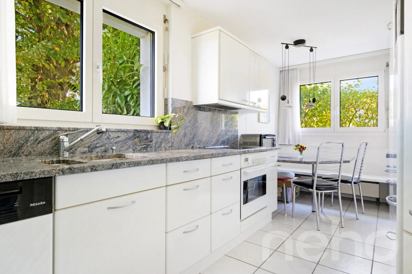 «Grosszügiges Haus mit Einliegerwohnung, Garten und Pool» - Foto 5 von 13