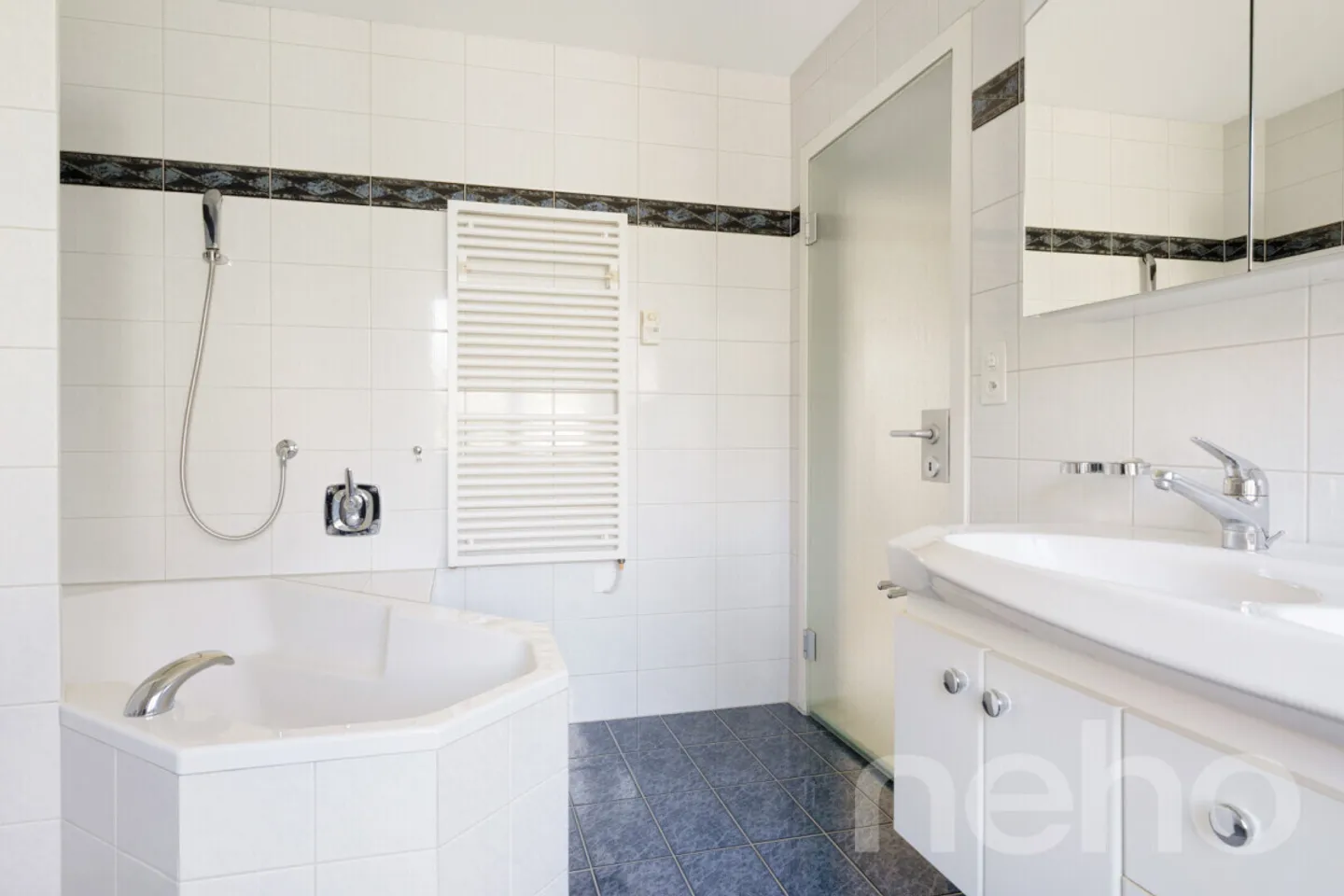 «Grosszügiges Haus mit Einliegerwohnung, Garten und Pool» - Foto 9 von 13