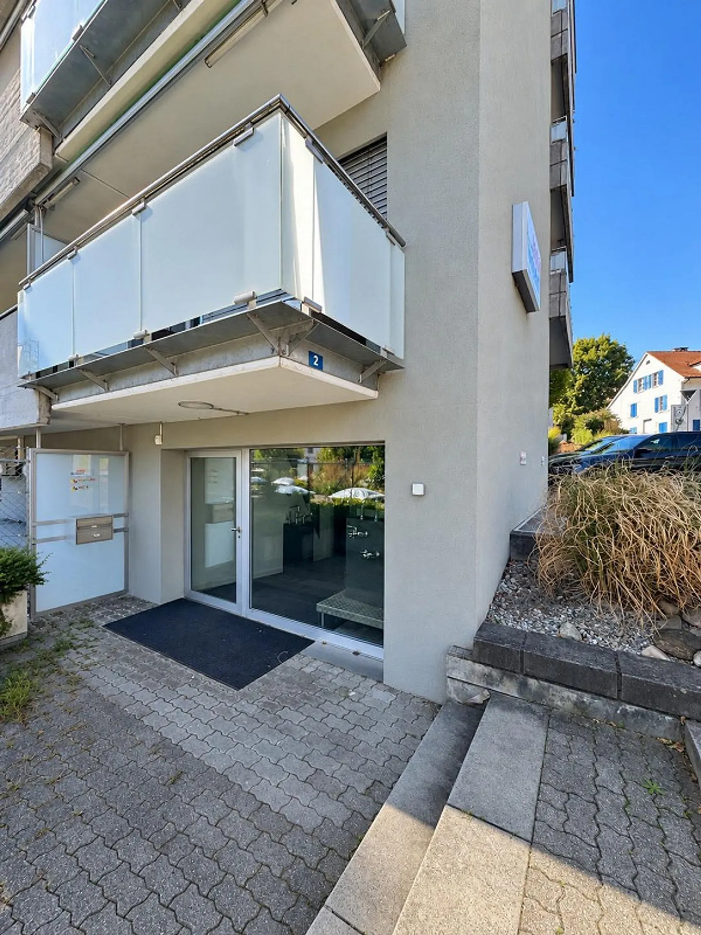 Versatile office spaces in a central location in Binningen - Photo 2 of 13