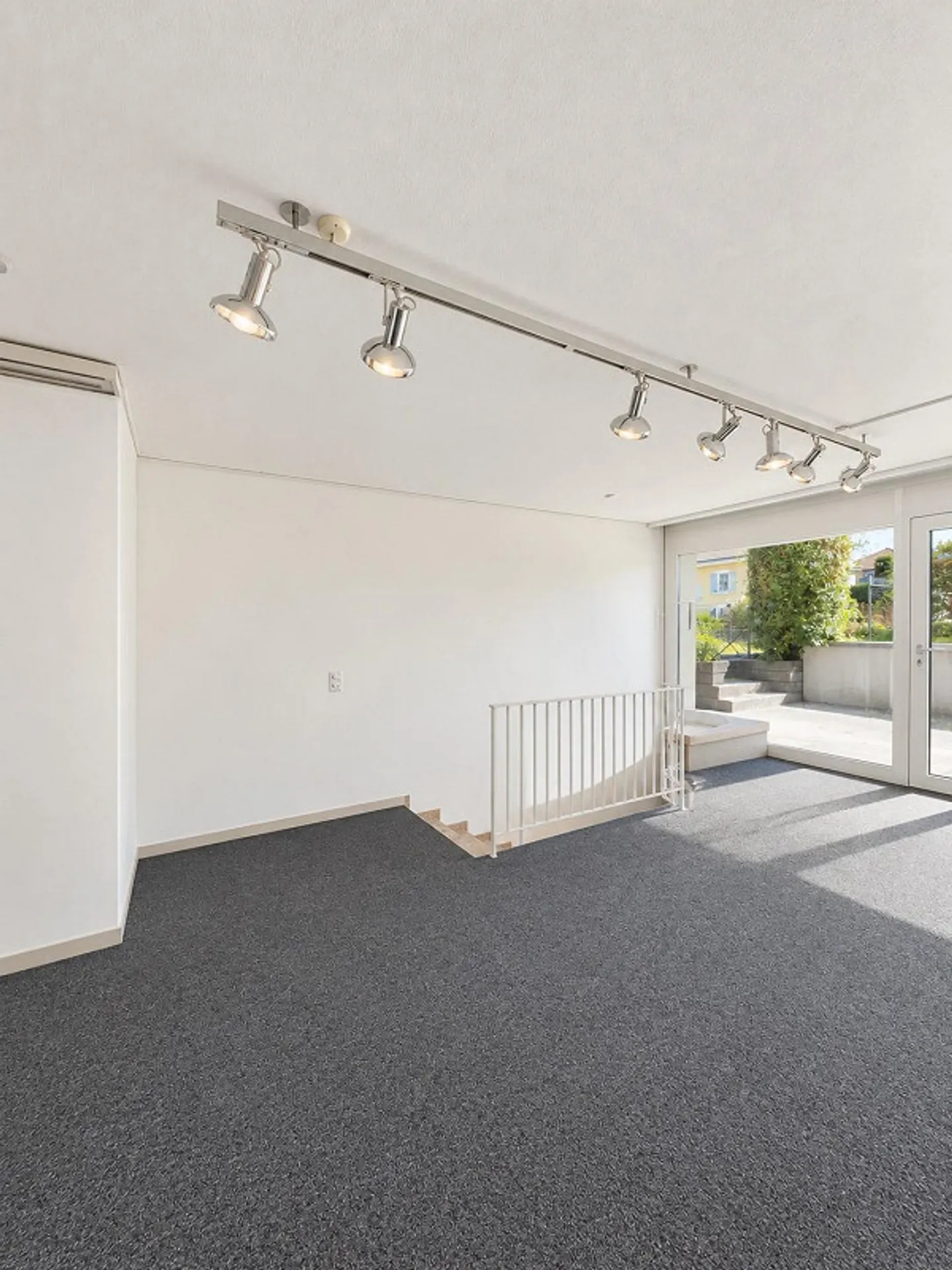 Versatile office spaces in a central location in Binningen - Photo 3 of 13