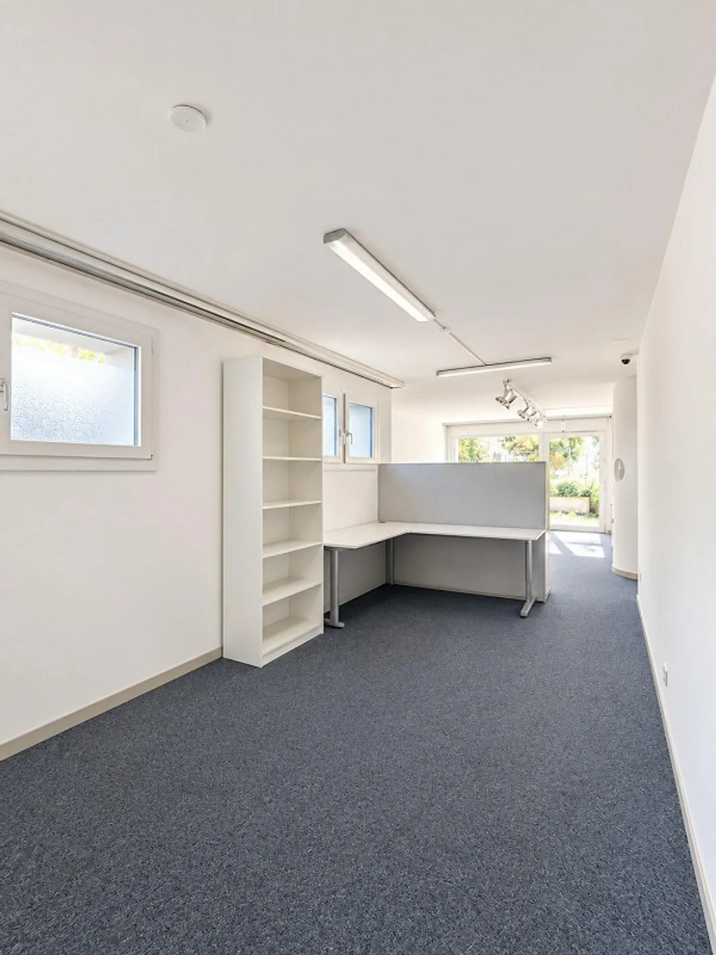 Versatile office spaces in a central location in Binningen - Photo 4 of 13