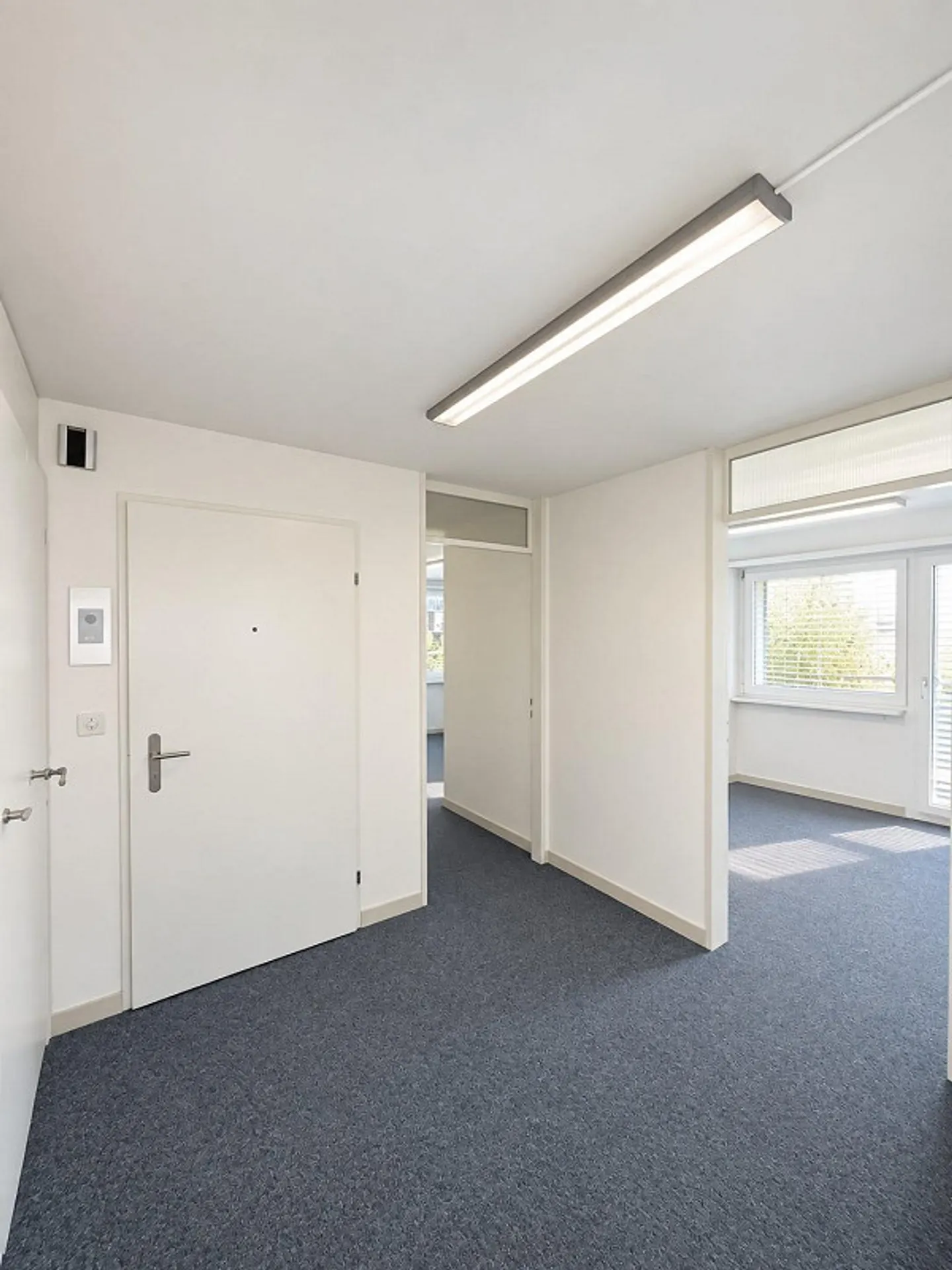 Versatile office spaces in a central location in Binningen - Photo 6 of 13