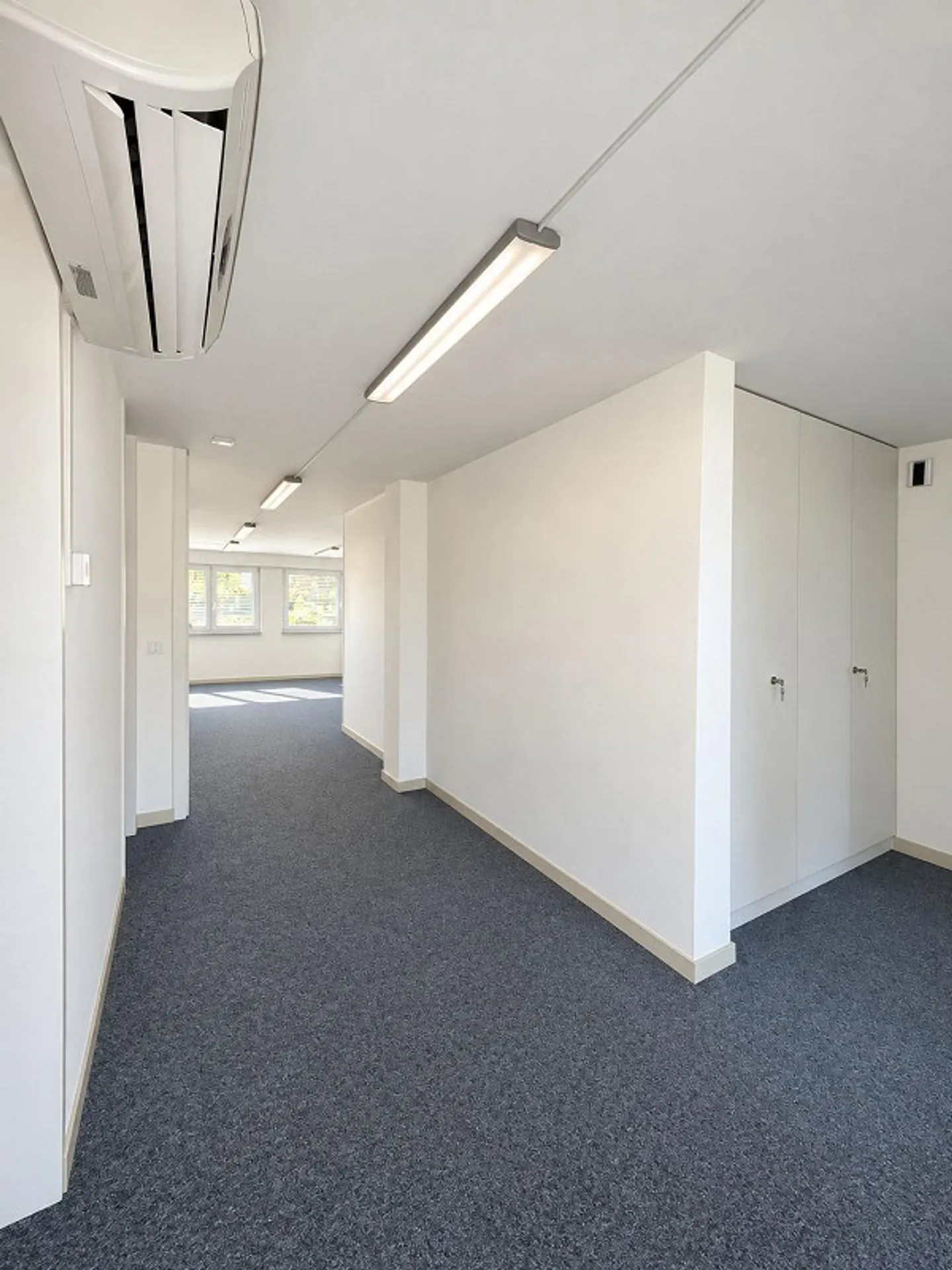 Versatile office spaces in a central location in Binningen - Photo 8 of 13