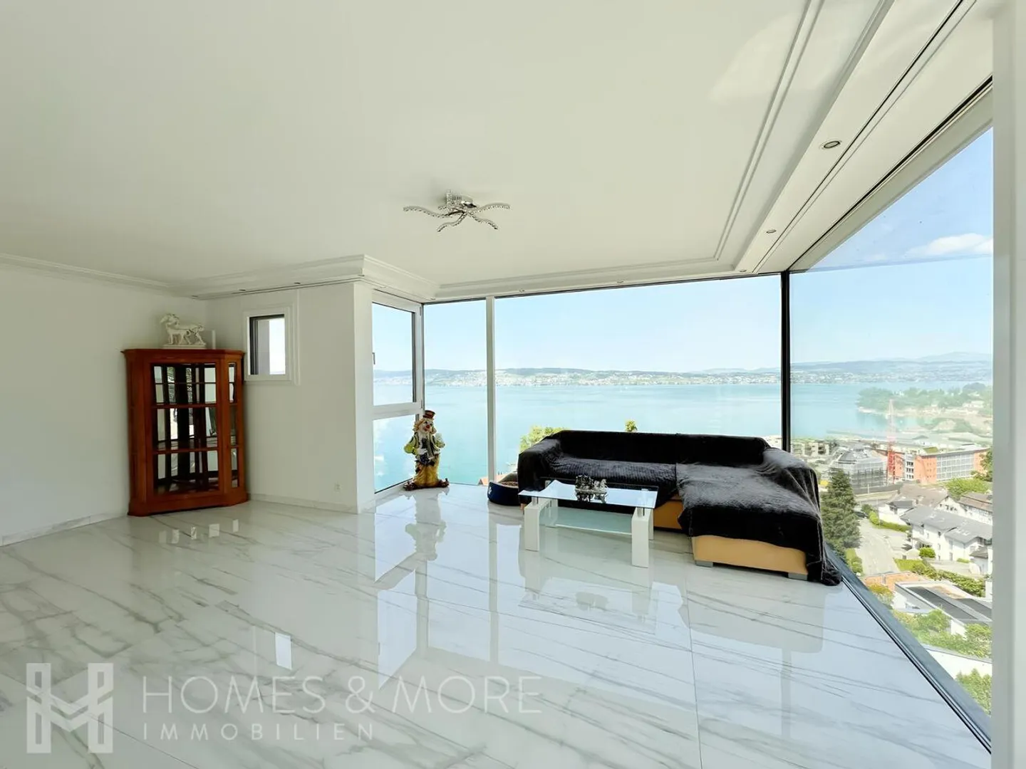 LUXUEUX AVEC VUE PANORAMIQUE SUR LE LAC ET ESPACE BIEN-ÊTRE - Photo 1 sur 10