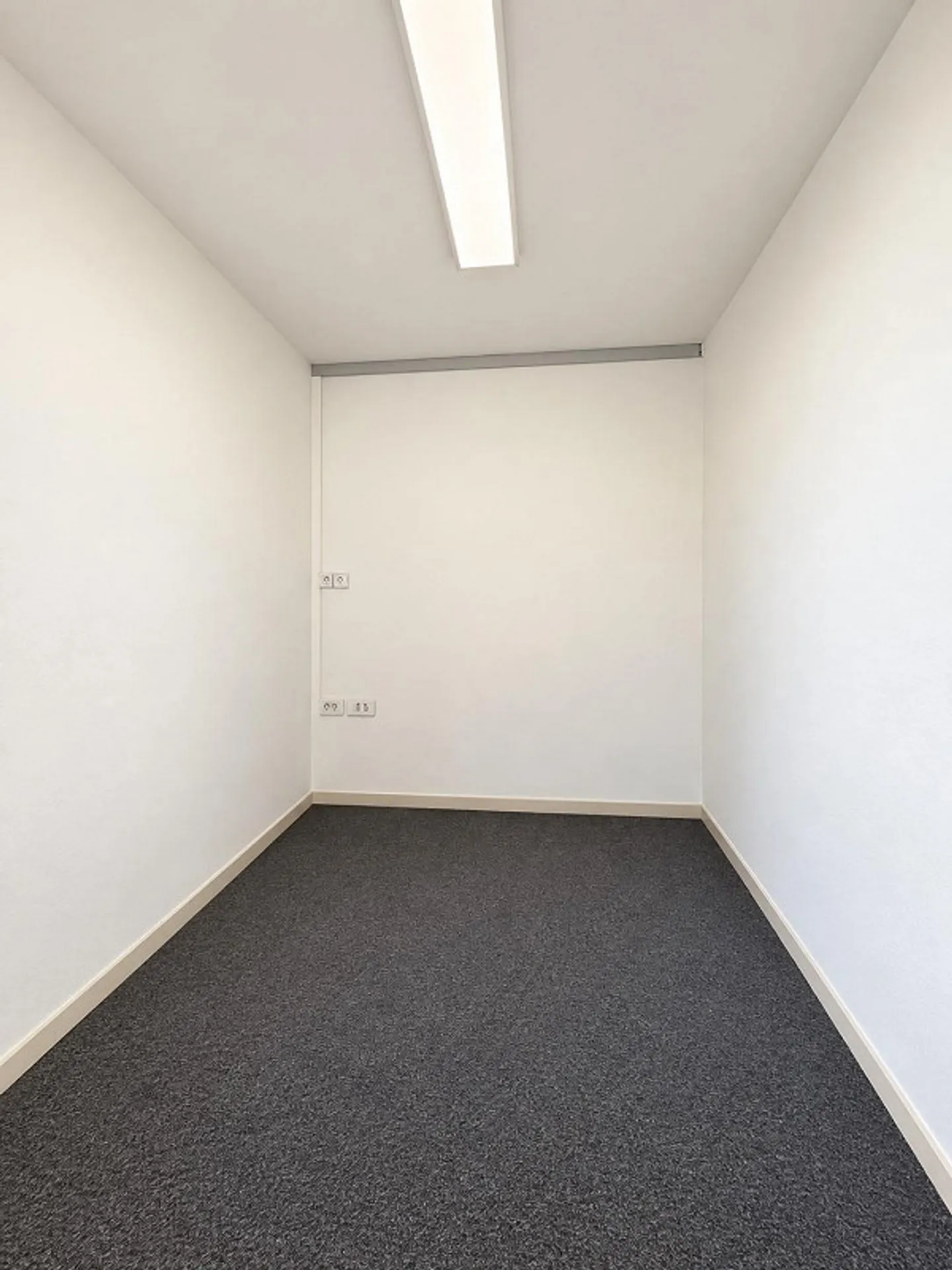 Versatile office spaces in a central location in Binningen - Photo 9 of 13