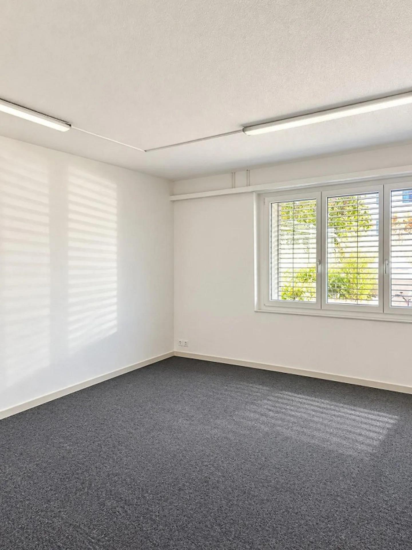Versatile office spaces in a central location in Binningen - Photo 10 of 13