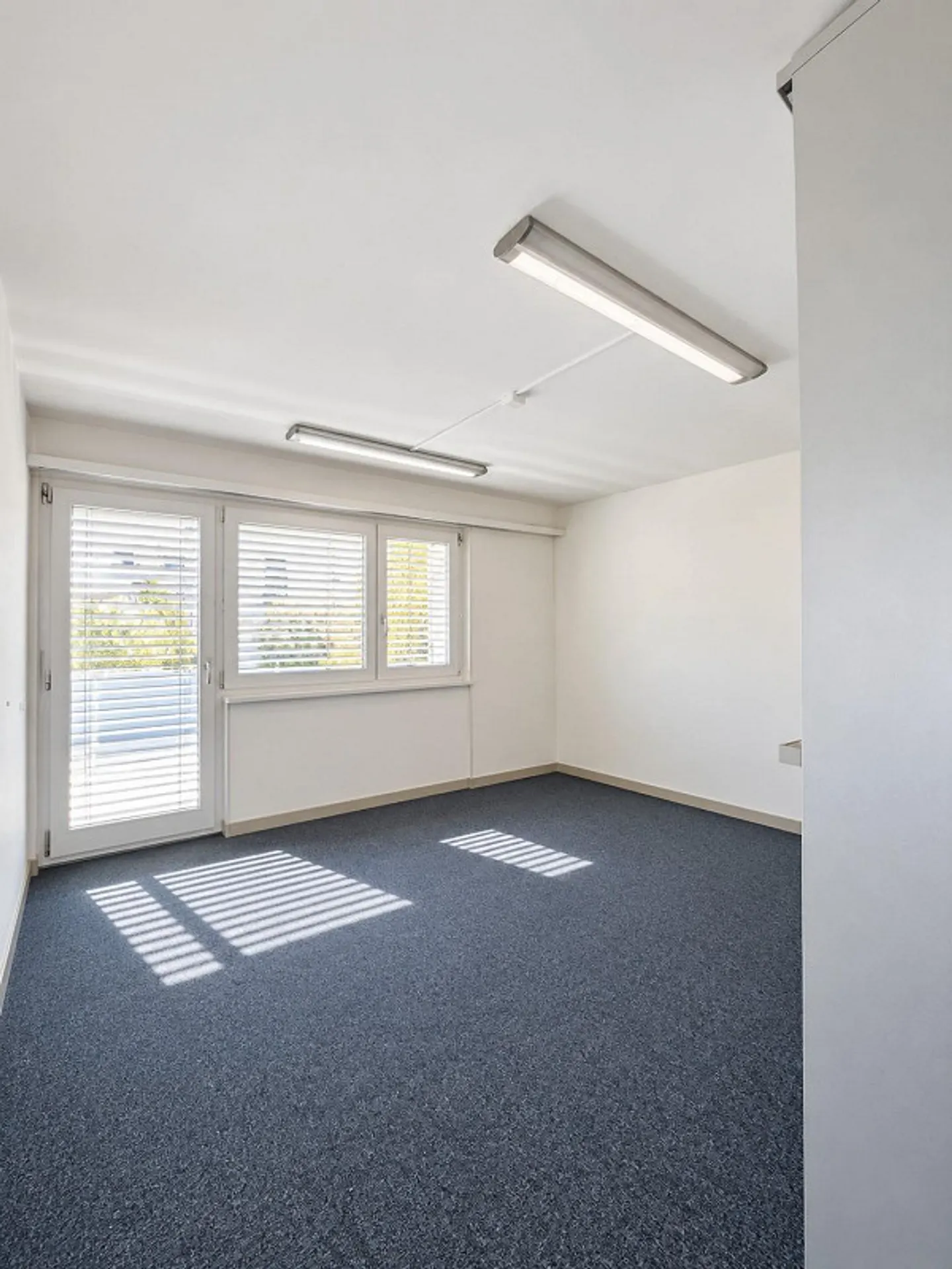 Versatile office spaces in a central location in Binningen - Photo 11 of 13