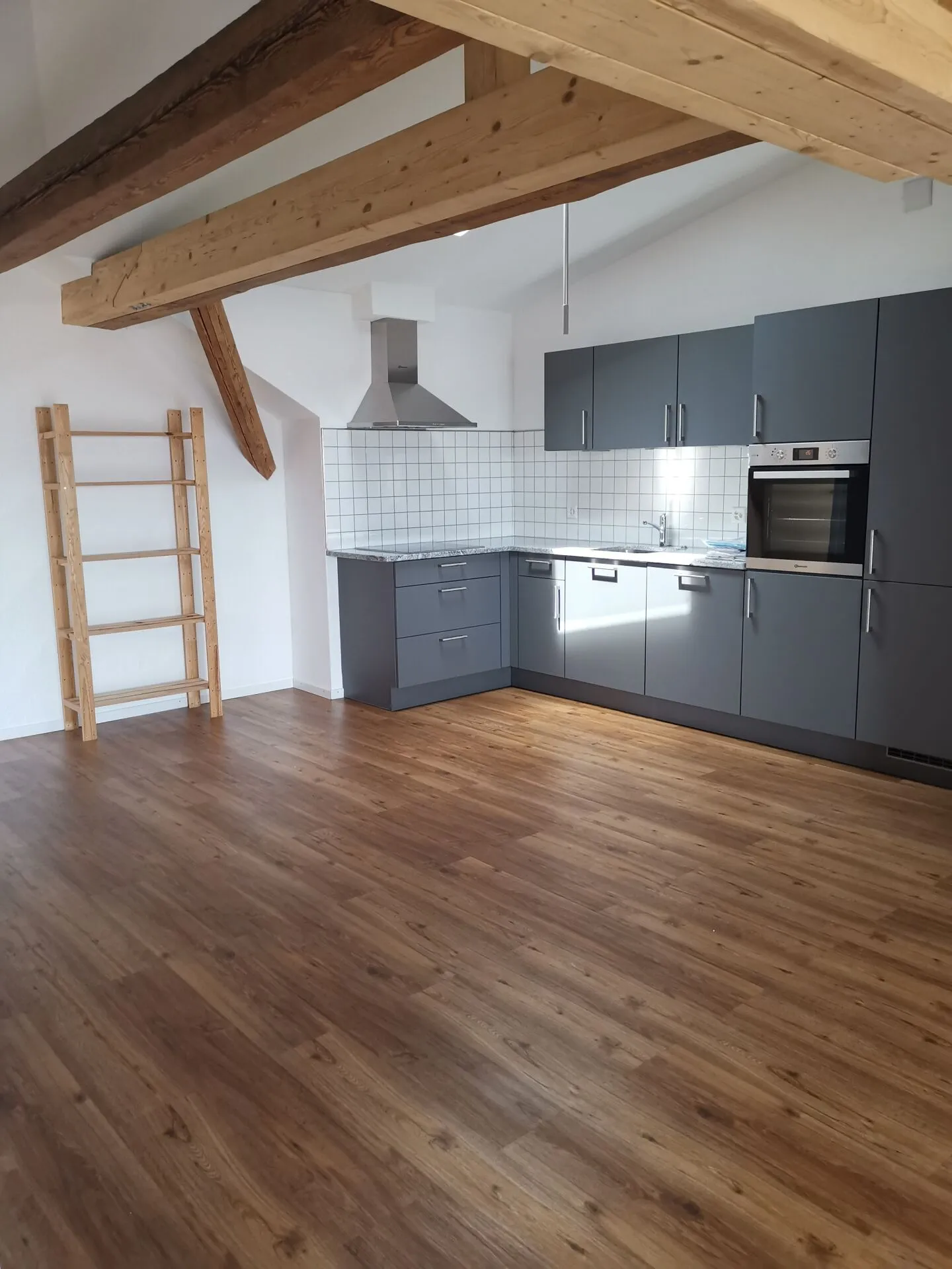 Bel appartement sous les combles de 3,5 pièces à Meinisberg à louer - Photo 2 sur 12