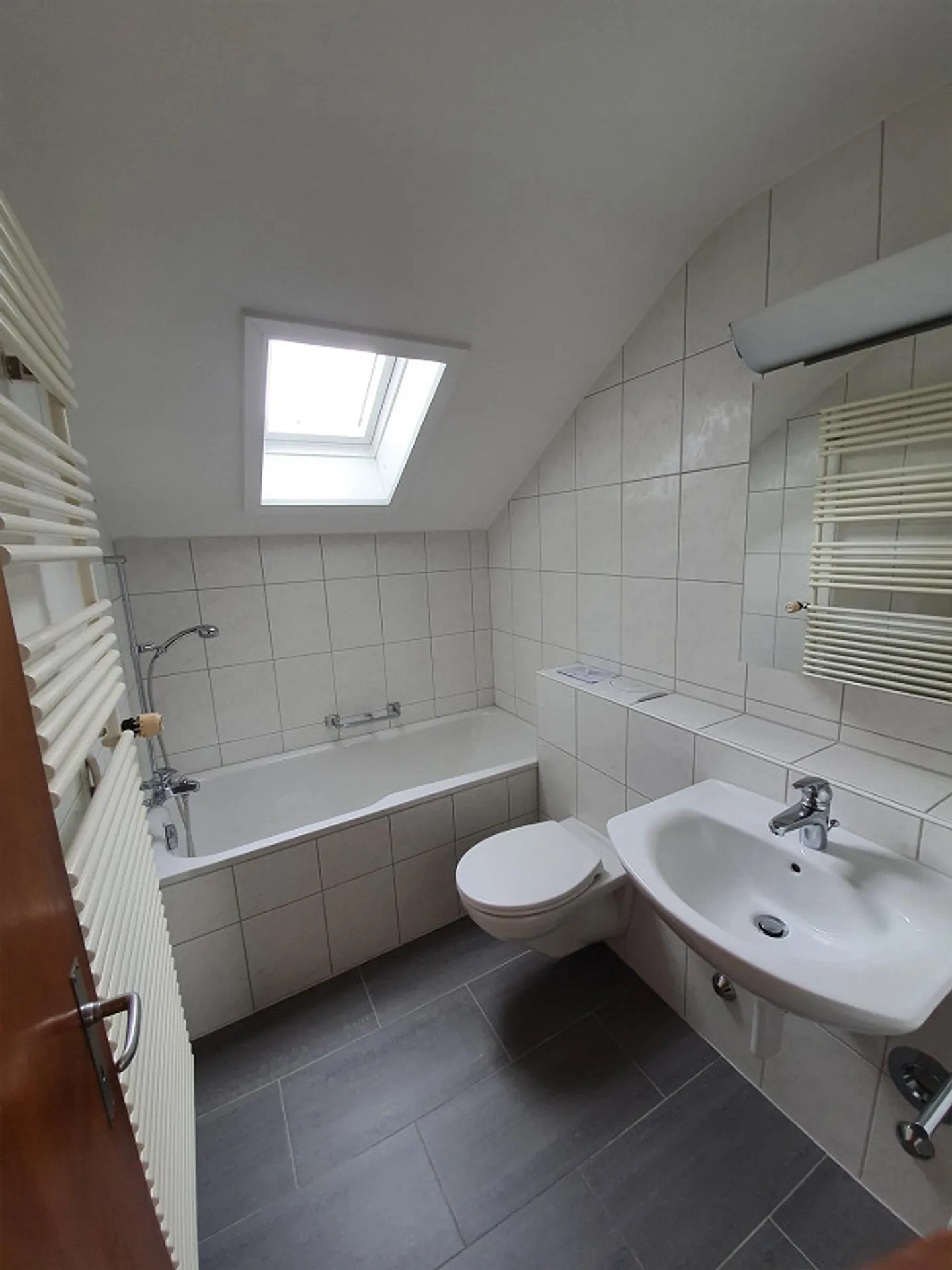 Charming 3-room apartment on the 5th floor - Photo 3 of 10