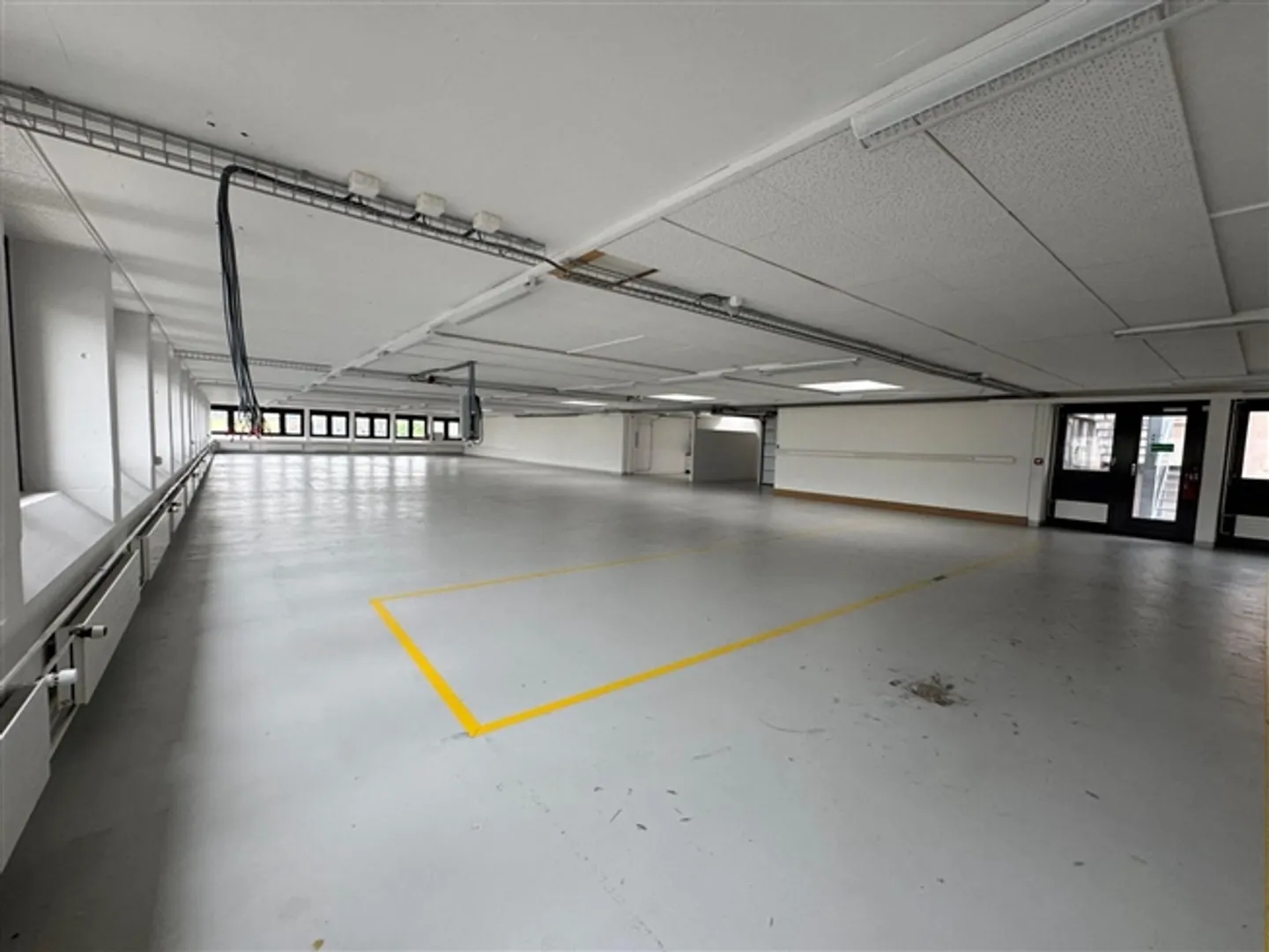 Espace commercial moderne à Münsingen (550m2) - Photo 4 sur 13