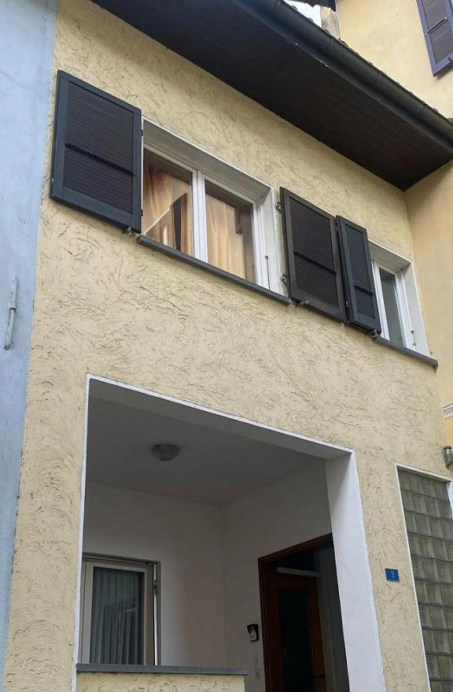 2-family house with 6 1/2 and 2 1/2 room apartments - Photo 1 of 17