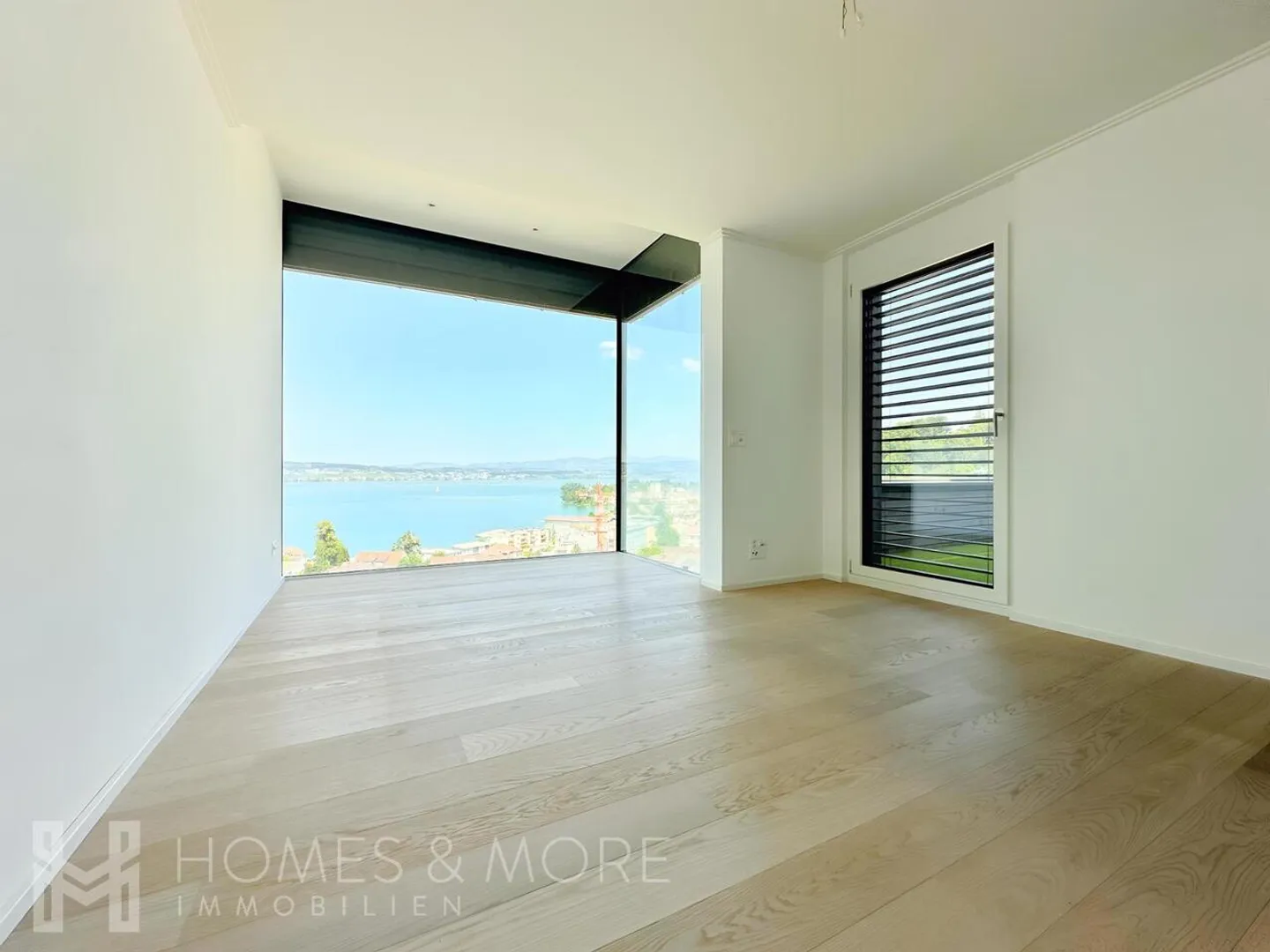 LUXUEUX AVEC VUE PANORAMIQUE SUR LE LAC ET ESPACE BIEN-ÊTRE - Photo 4 sur 10