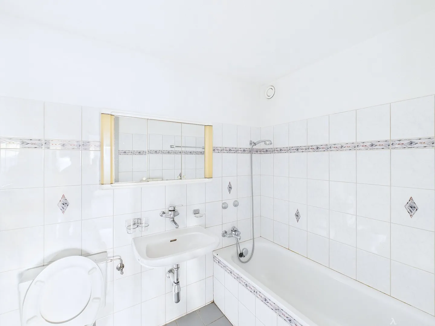 Charming 4-Room Apartment with Balcony on the Upper Quai in Biel - Photo 3 of 25